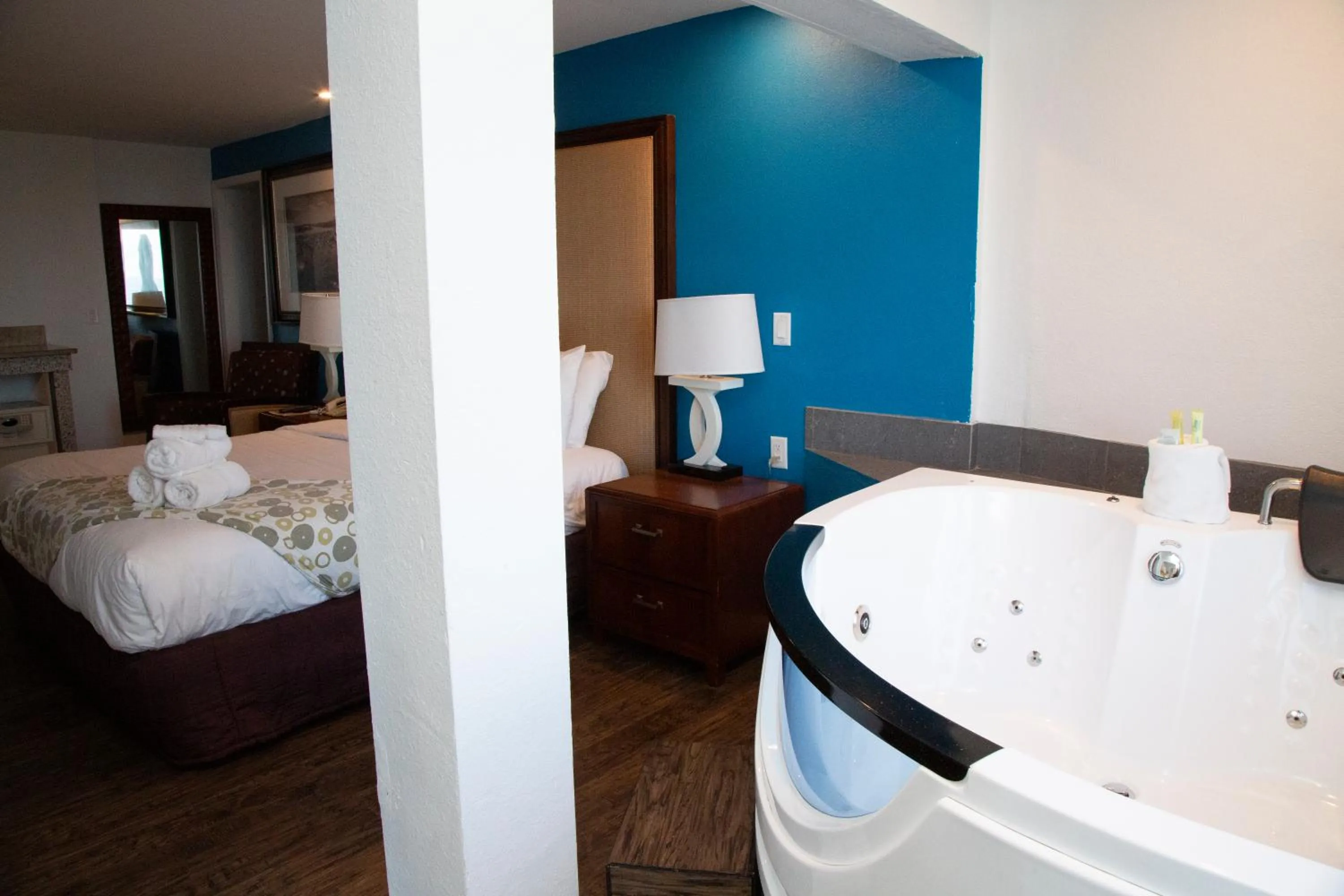 Photo of the whole room, Bed in Daytona Dream Inn By AmeriVu