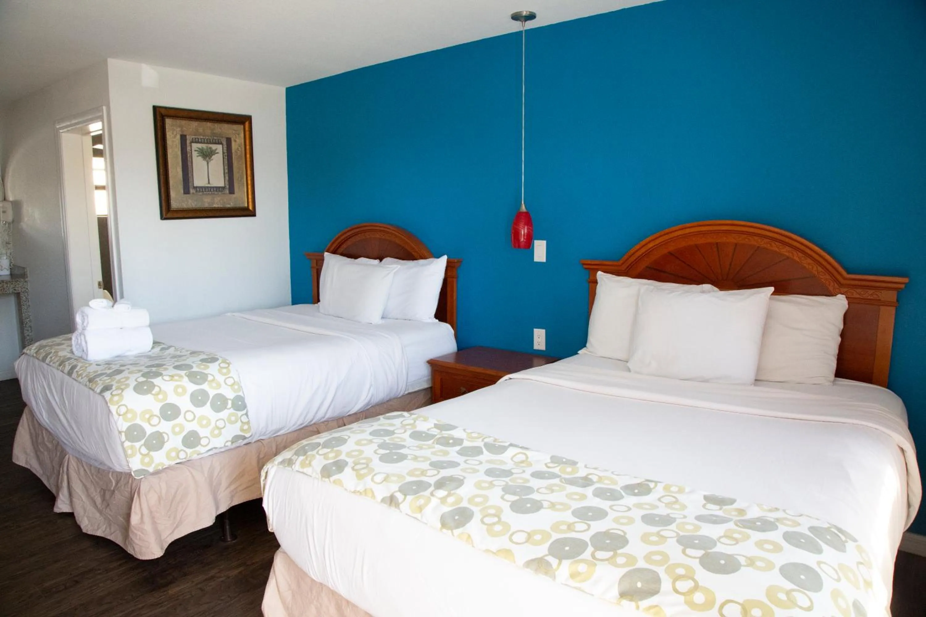 Photo of the whole room, Bed in Daytona Dream Inn By AmeriVu