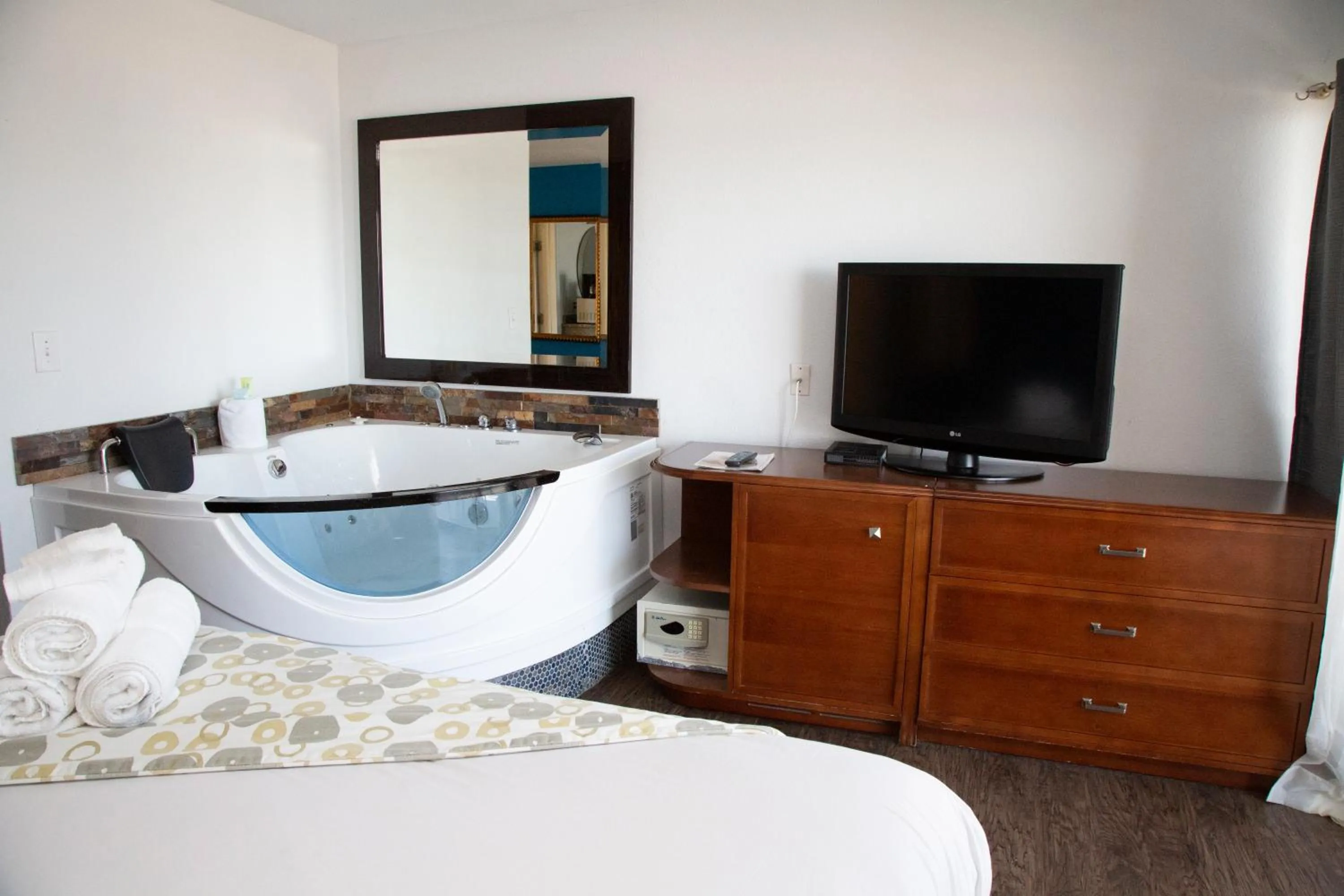 Hot Tub, Bed in Daytona Dream Inn By AmeriVu