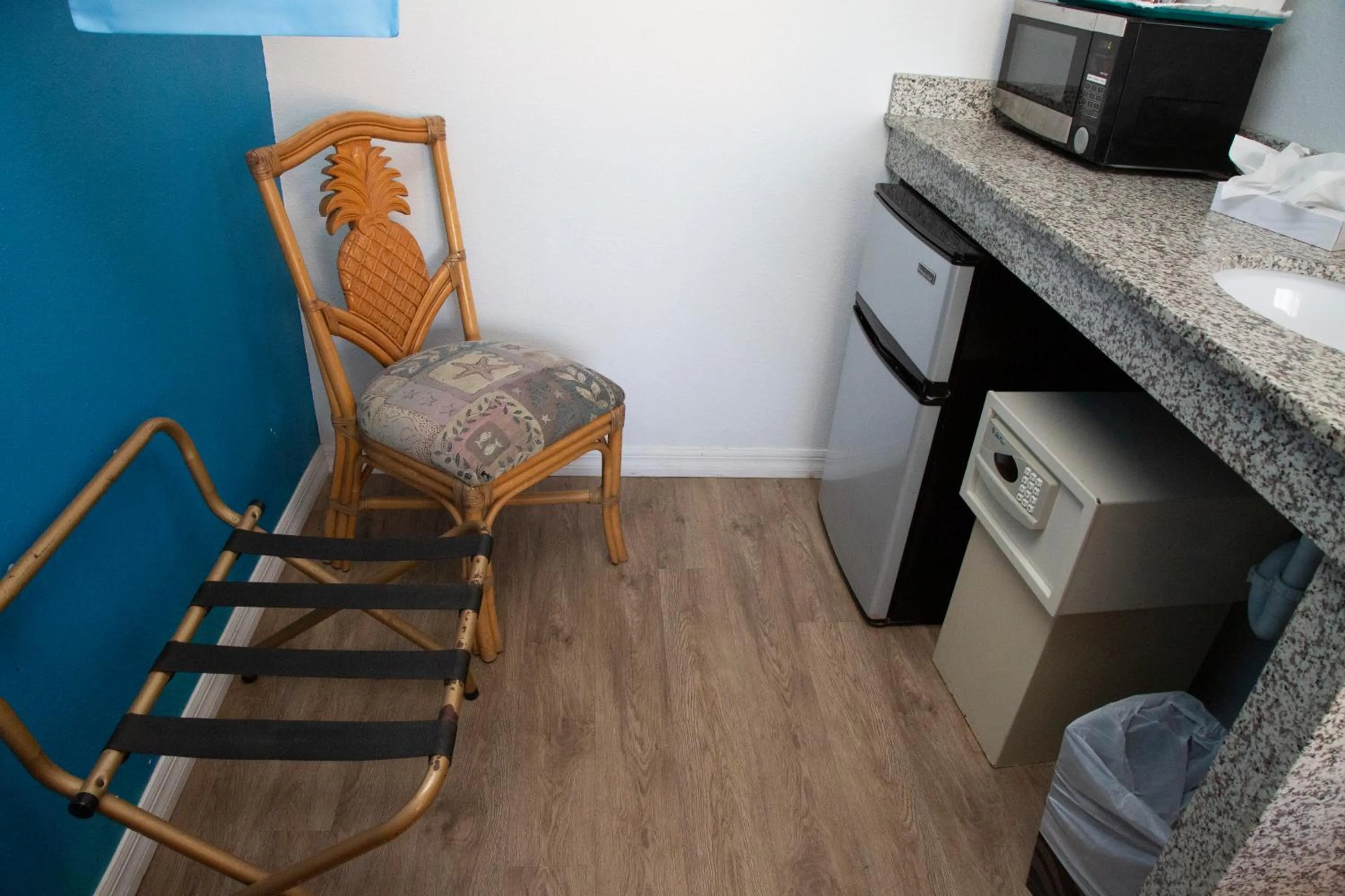 Kitchen or kitchenette in Daytona Dream Inn By AmeriVu