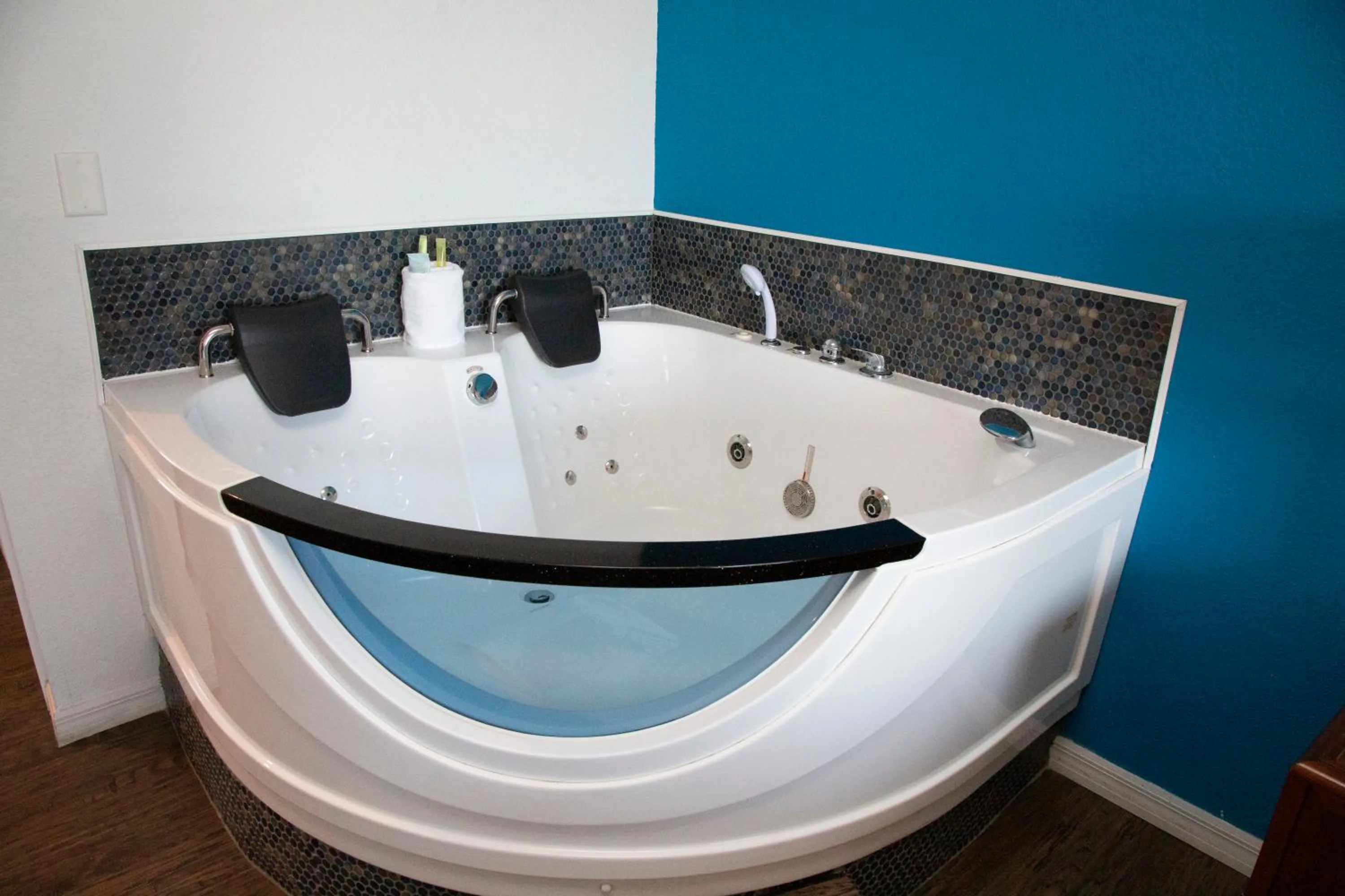 Hot Tub in Daytona Dream Inn By AmeriVu