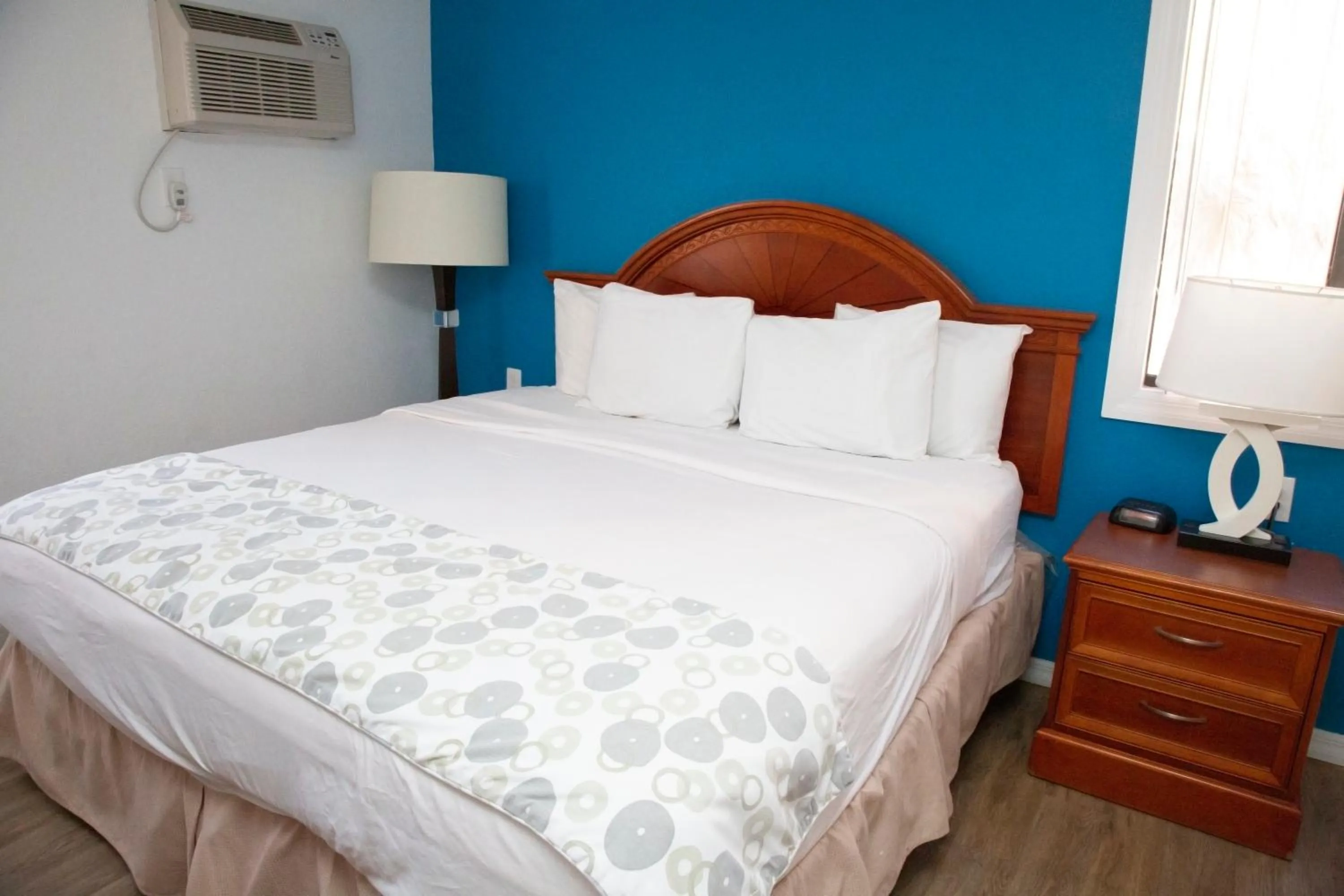 Bedroom, Bed in Daytona Dream Inn By AmeriVu