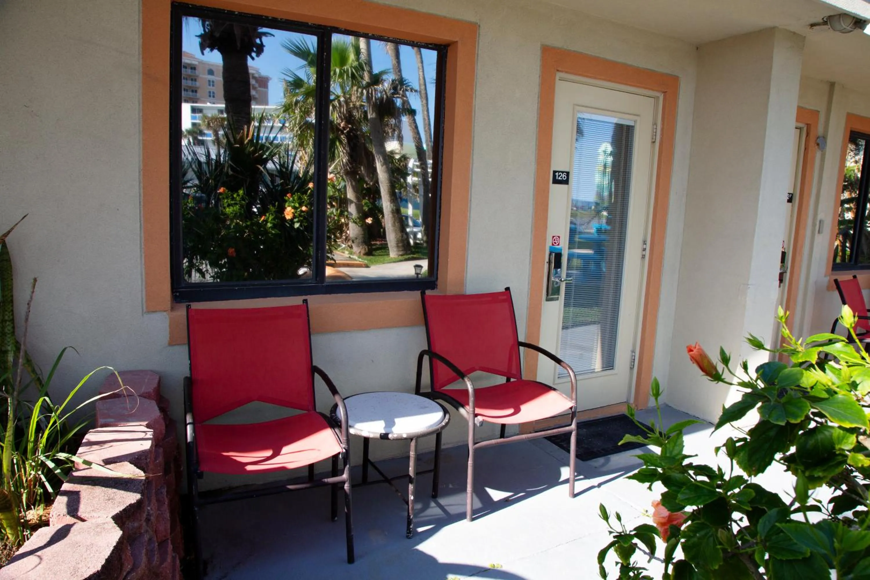 Seating area in Daytona Dream Inn By AmeriVu