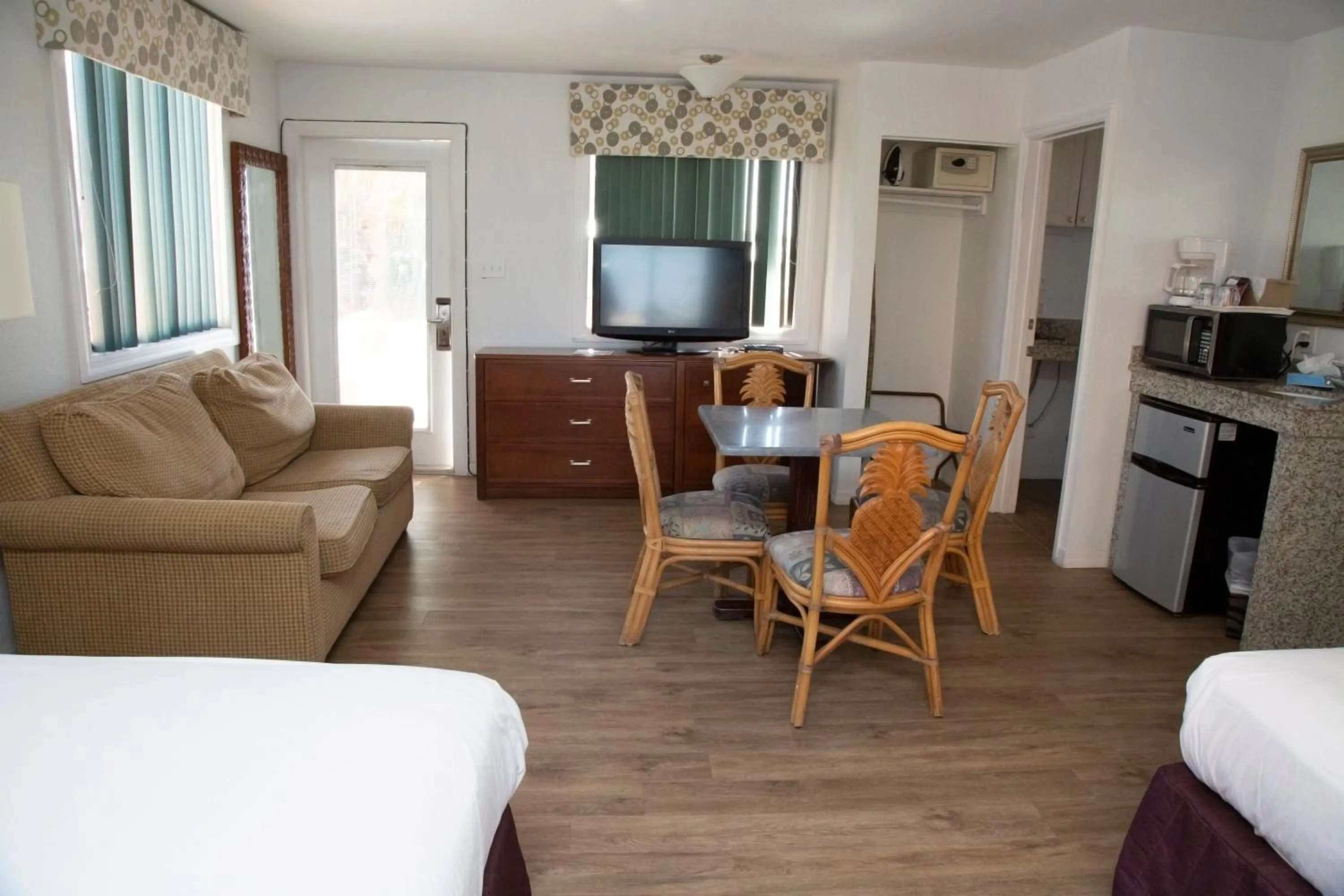 Seating area, Bed in Daytona Dream Inn By AmeriVu