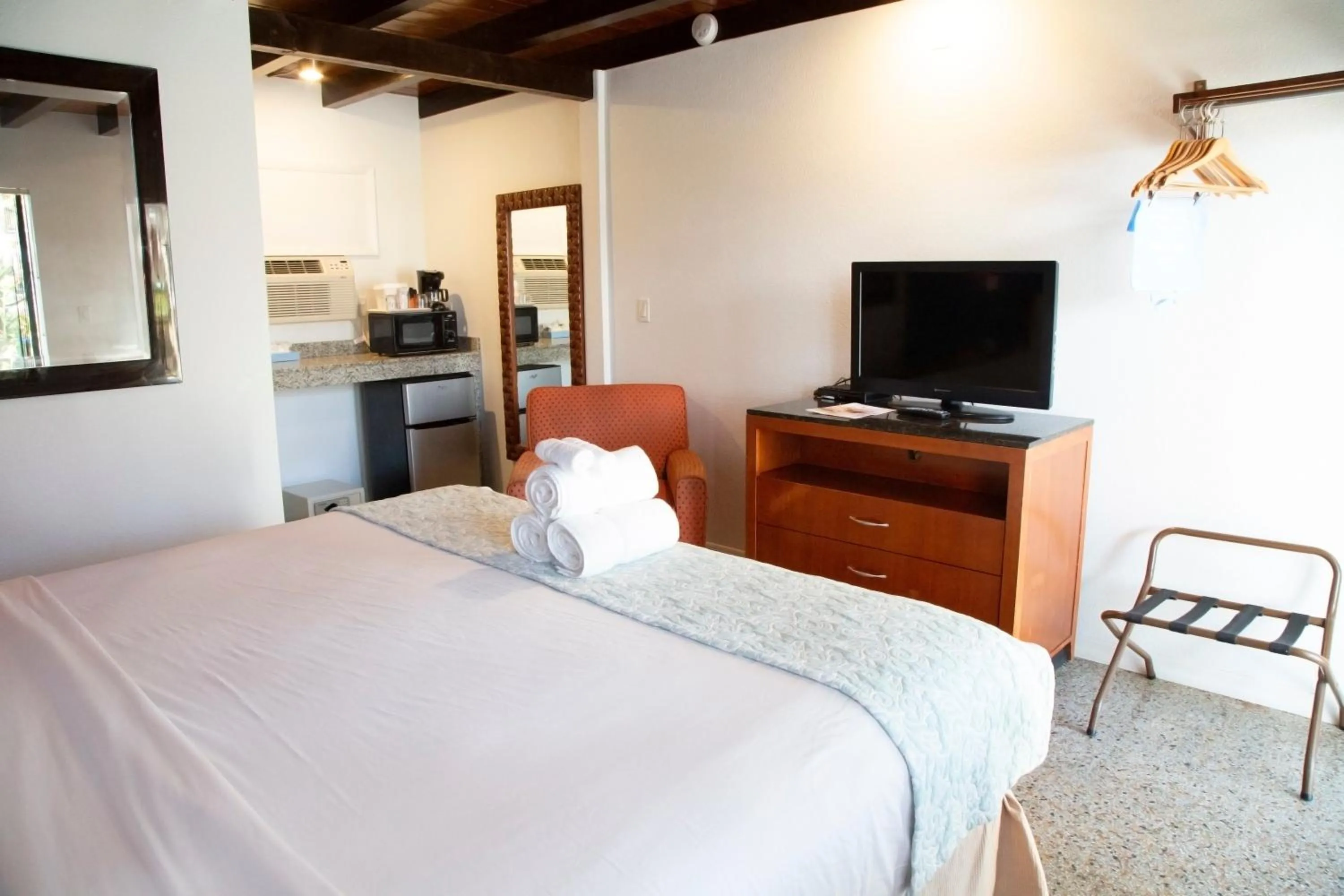 Photo of the whole room, Bed in Daytona Dream Inn By AmeriVu