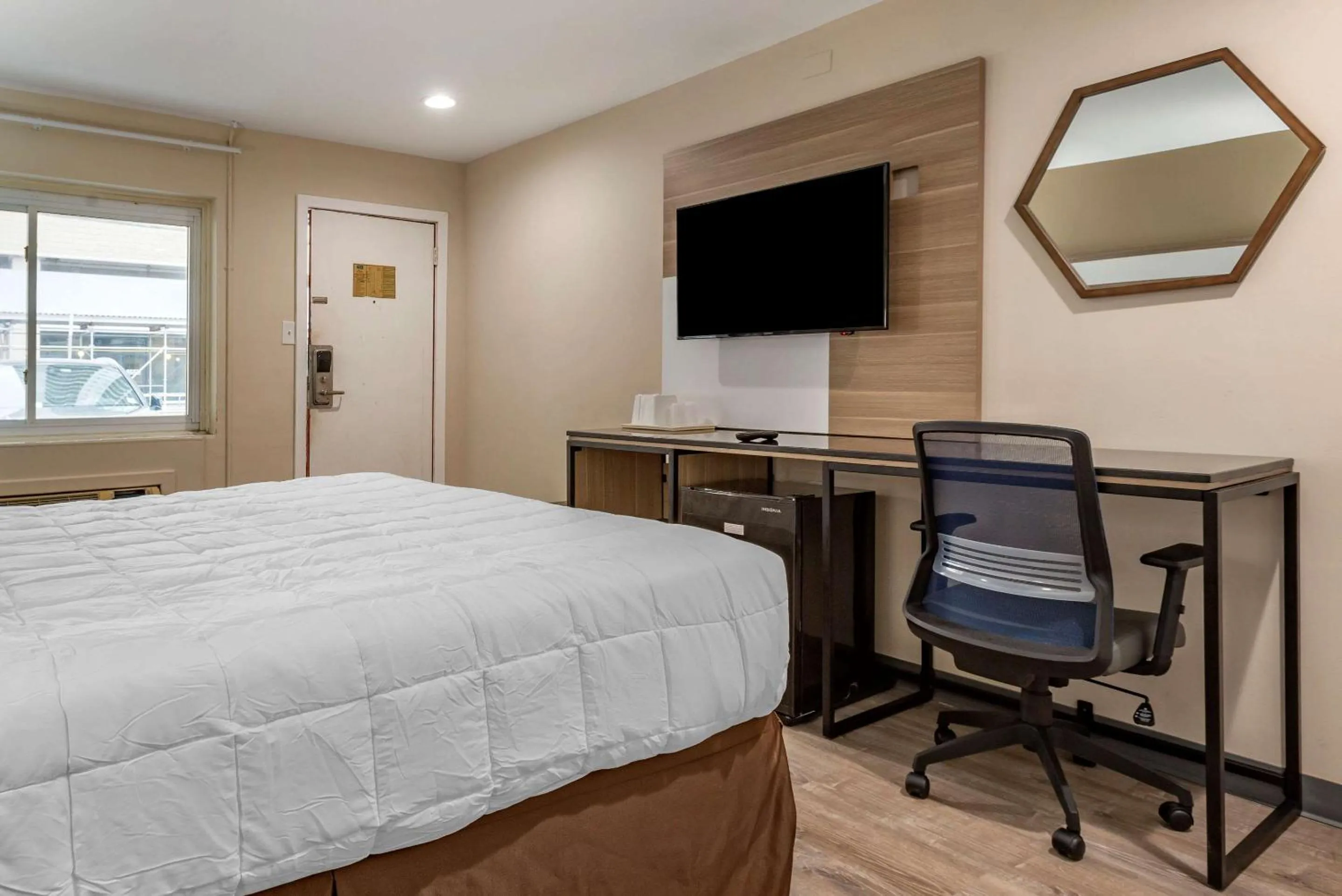 Bedroom, Bed in Rodeway Inn Oceanview