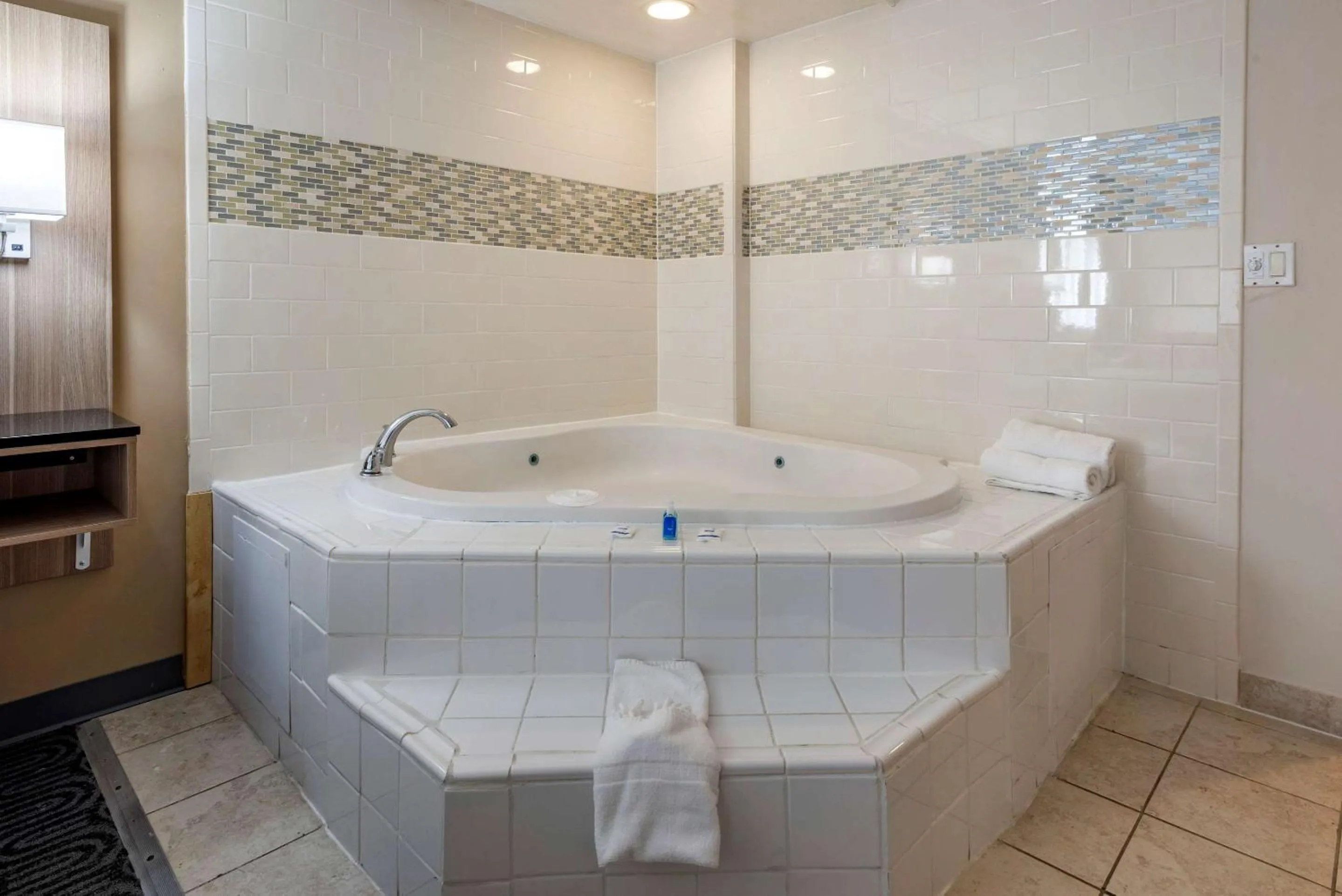 Bedroom in Rodeway Inn Oceanview