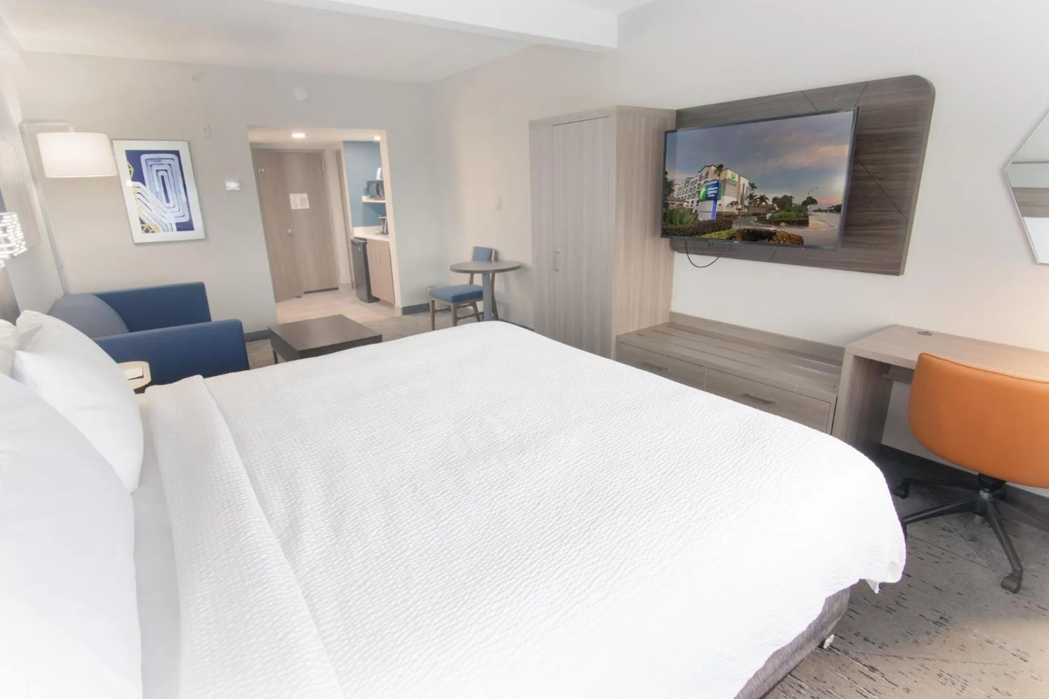 Photo of the whole room, Bed in Holiday Inn Express and Suites Fort Lauderdale Airport West by IHG