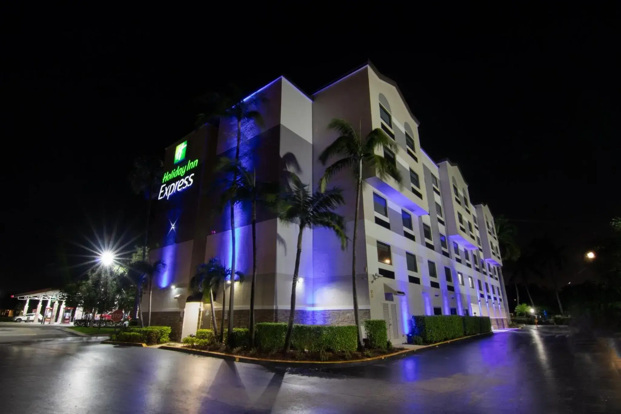 Property building in Holiday Inn Express and Suites Fort Lauderdale Airport West by IHG Property building in Holiday Inn Express and Suites Fort Lauderdale Airport West by IHG