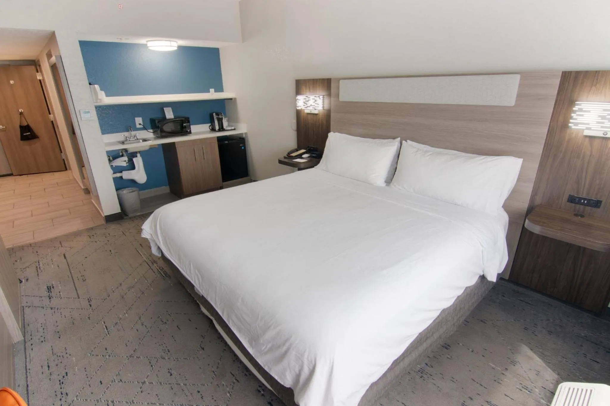 Photo of the whole room, Bed in Holiday Inn Express and Suites Fort Lauderdale Airport West by IHG