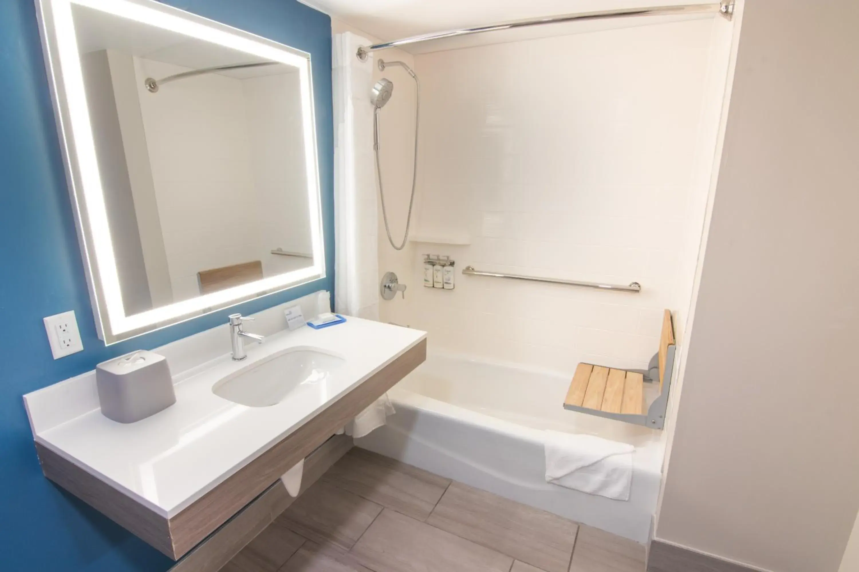 Standard King Room with Mobility Accessible Tub in Holiday Inn Express and Suites Fort Lauderdale Airport West by IHG Standard King Room with Mobility Accessible Tub in Holiday Inn Express and Suites Fort Lauderdale Airport West by IHG