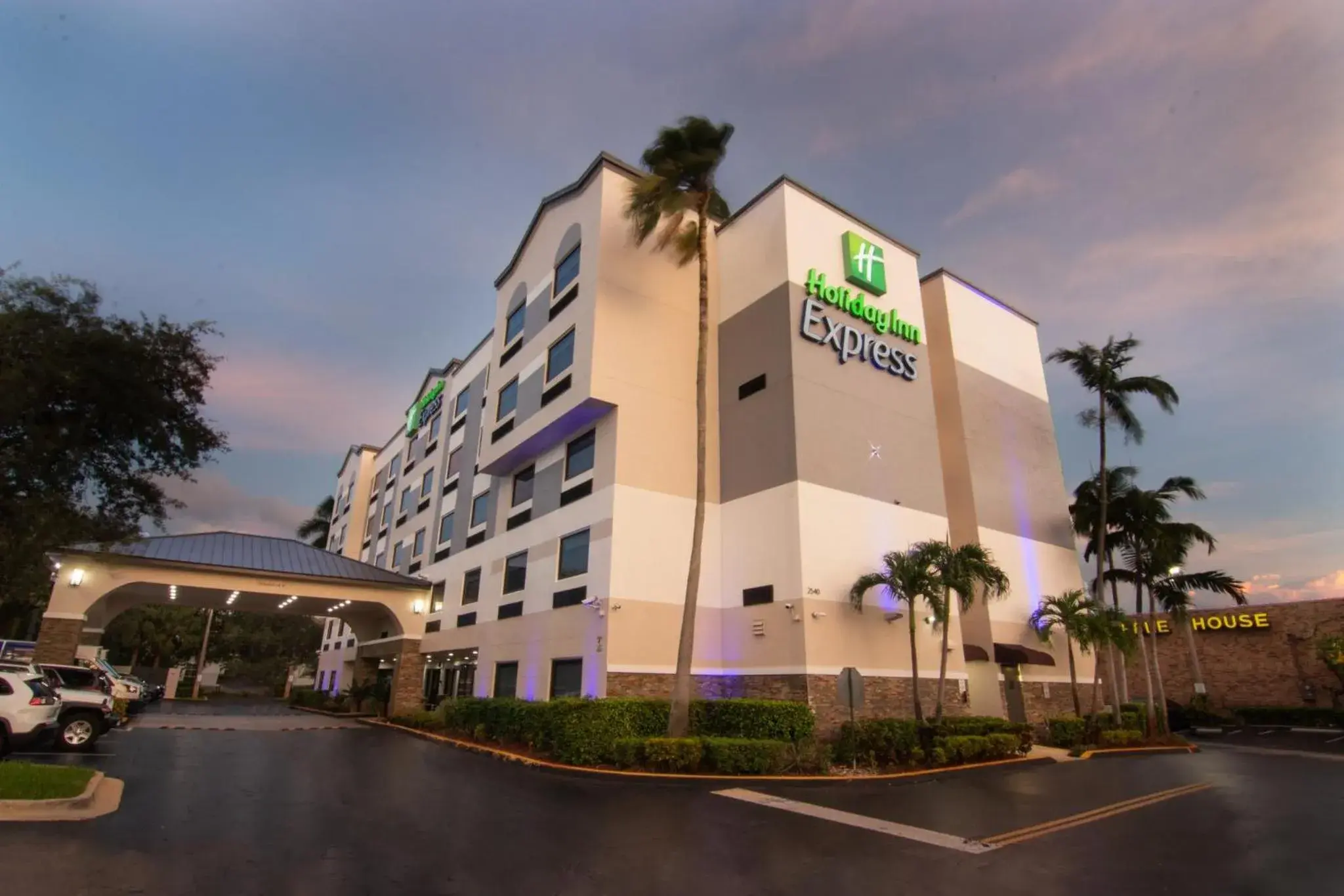 Property building in Holiday Inn Express and Suites Fort Lauderdale Airport West by IHG Property building in Holiday Inn Express and Suites Fort Lauderdale Airport West by IHG