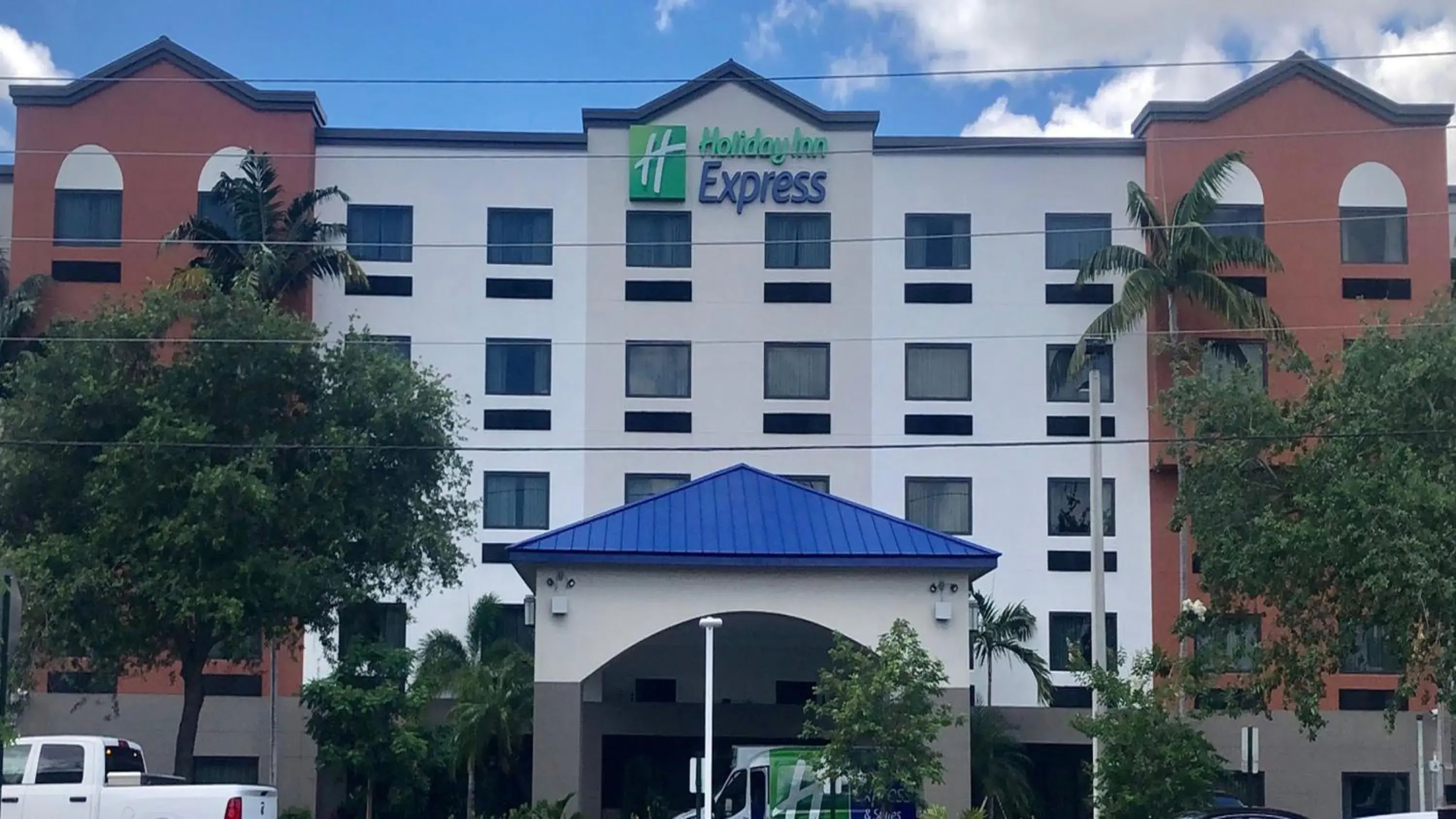 Property building in Holiday Inn Express and Suites Fort Lauderdale Airport West by IHG Property building in Holiday Inn Express and Suites Fort Lauderdale Airport West by IHG