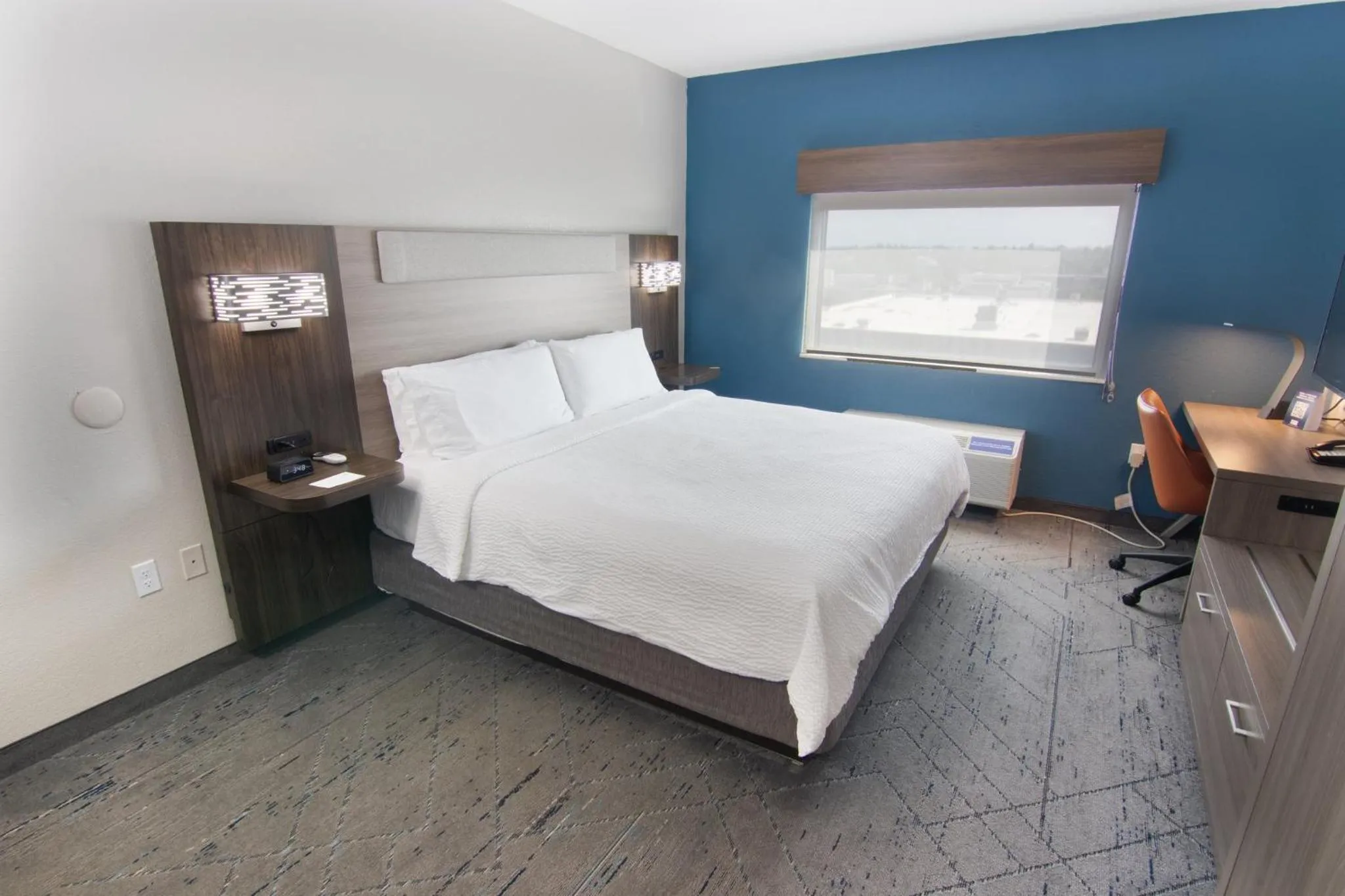 Photo of the whole room, Bed in Holiday Inn Express and Suites Fort Lauderdale Airport West by IHG
