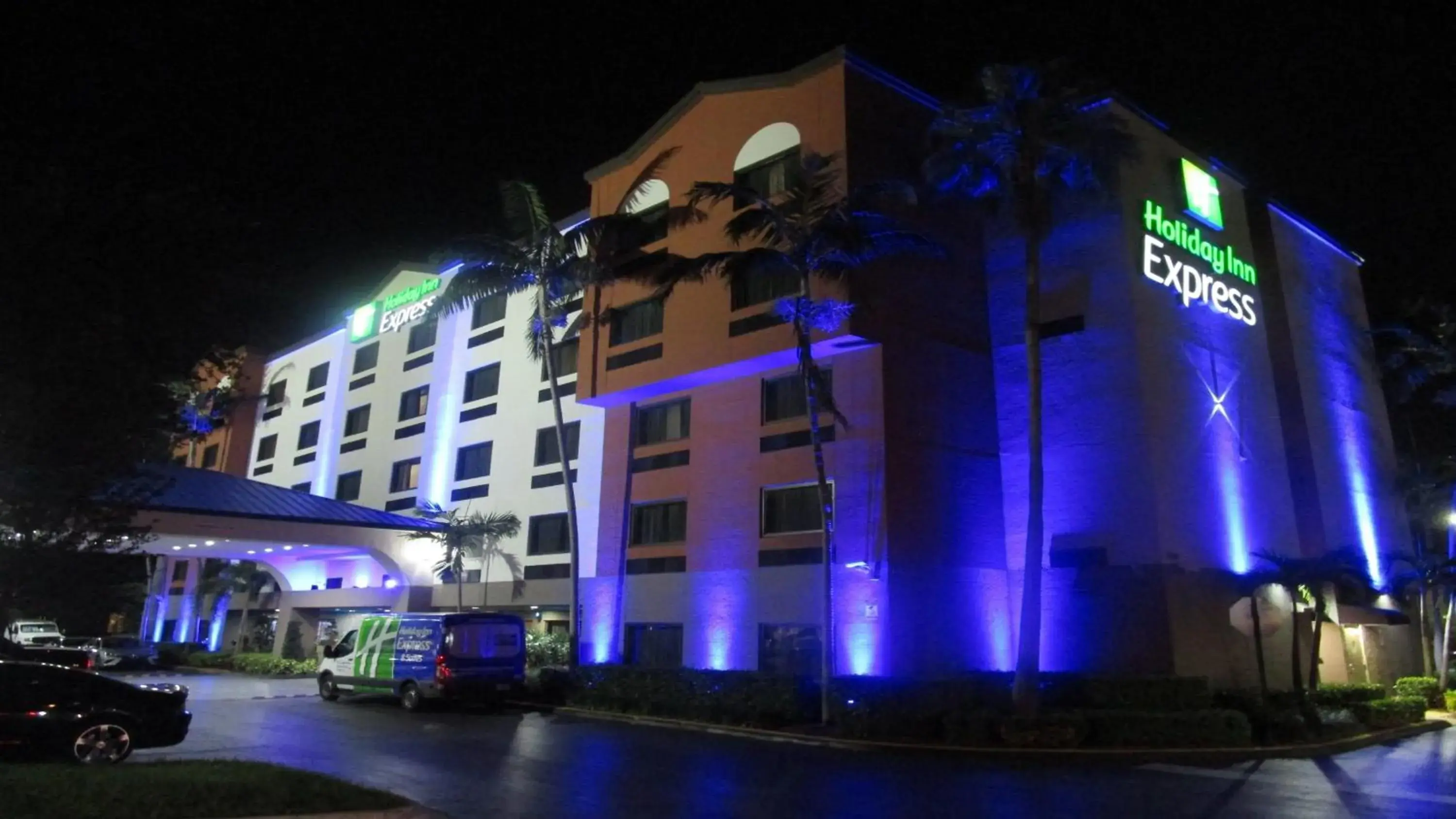 Property building in Holiday Inn Express and Suites Fort Lauderdale Airport West by IHG Property building in Holiday Inn Express and Suites Fort Lauderdale Airport West by IHG