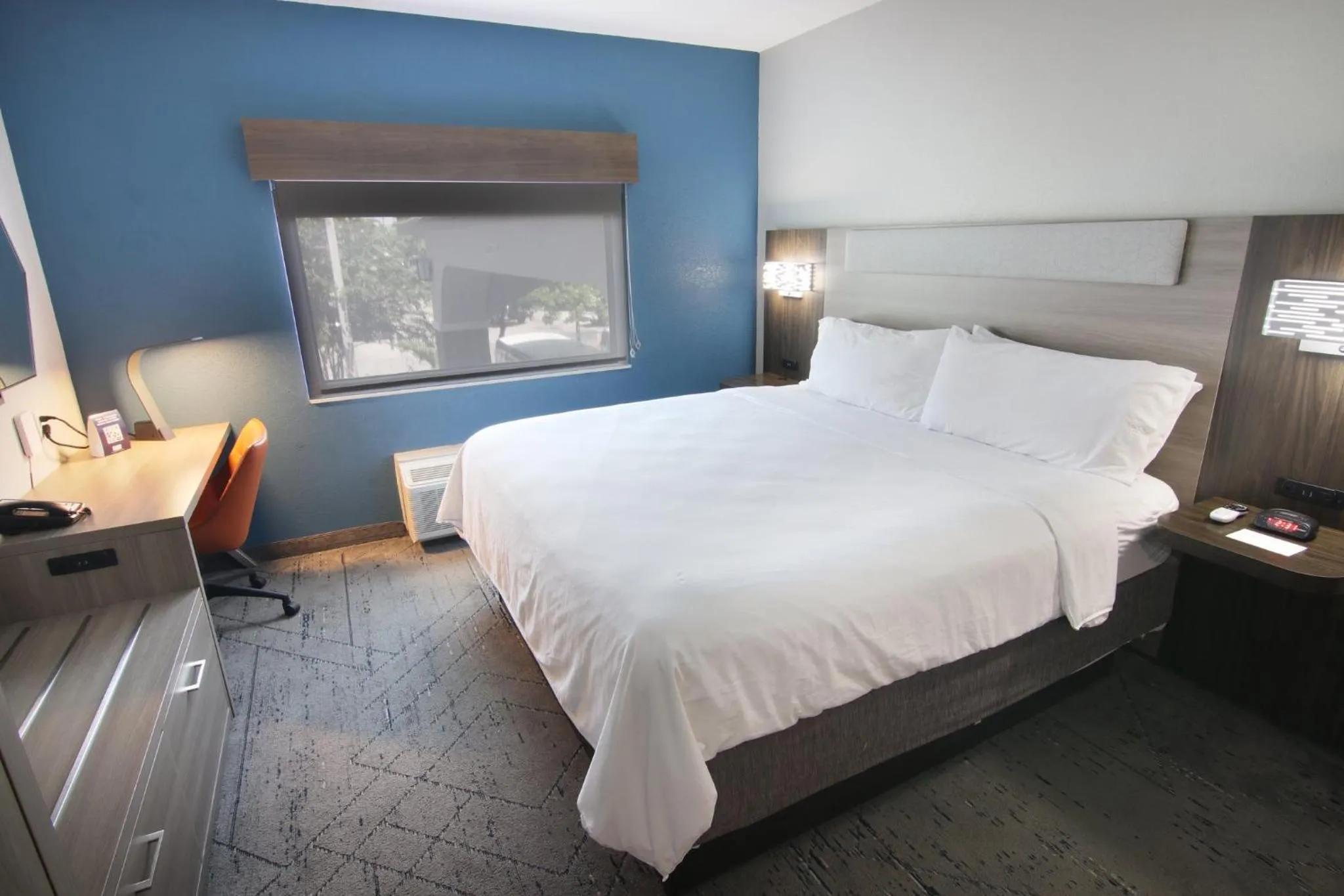 Photo of the whole room, Bed in Holiday Inn Express and Suites Fort Lauderdale Airport West by IHG