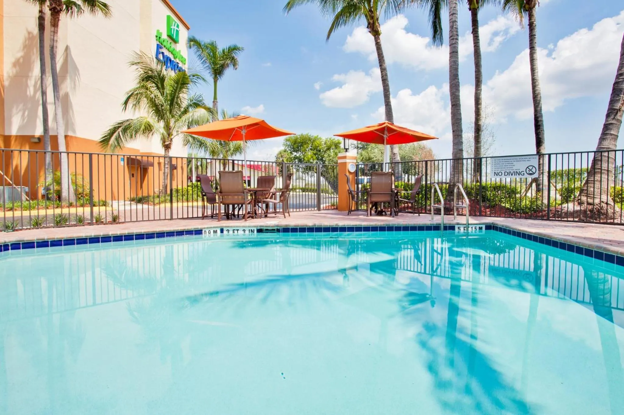 Swimming pool in Holiday Inn Express and Suites Fort Lauderdale Airport West by IHG