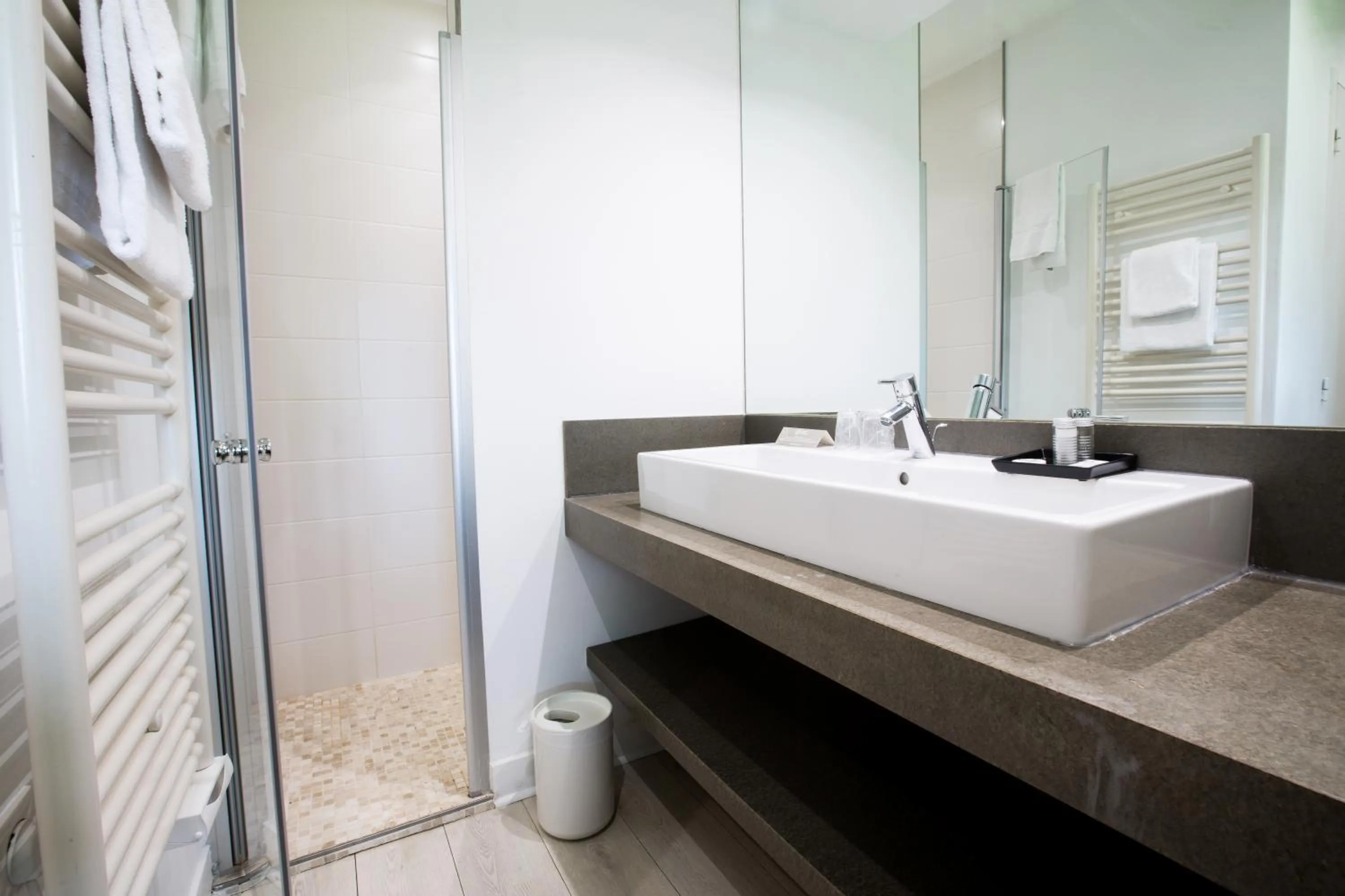 Shower in Château du Clair de Lune - Boutique Luxury Hotel