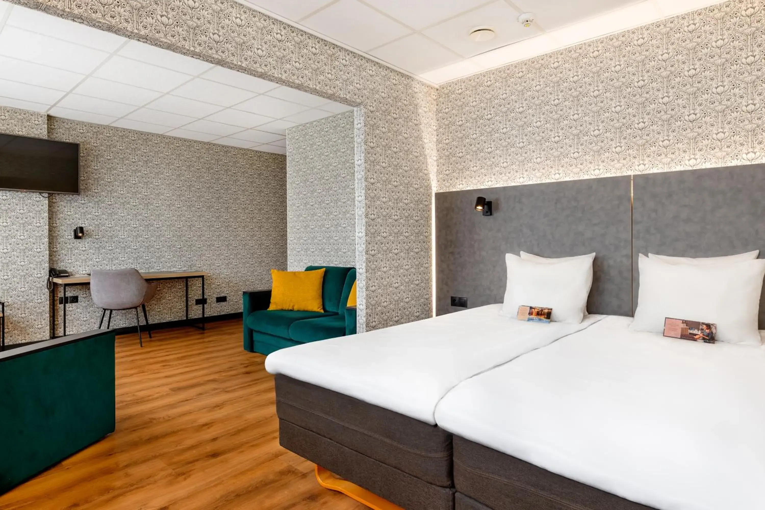 Bedroom, Bed in Metropol Hotel Bedroom, Bed in Metropol Hotel