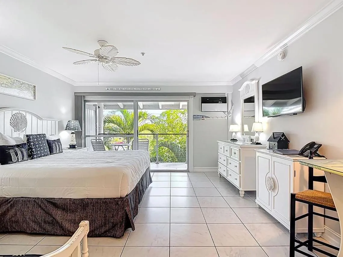 Bed in Cove Inn on Naples Bay