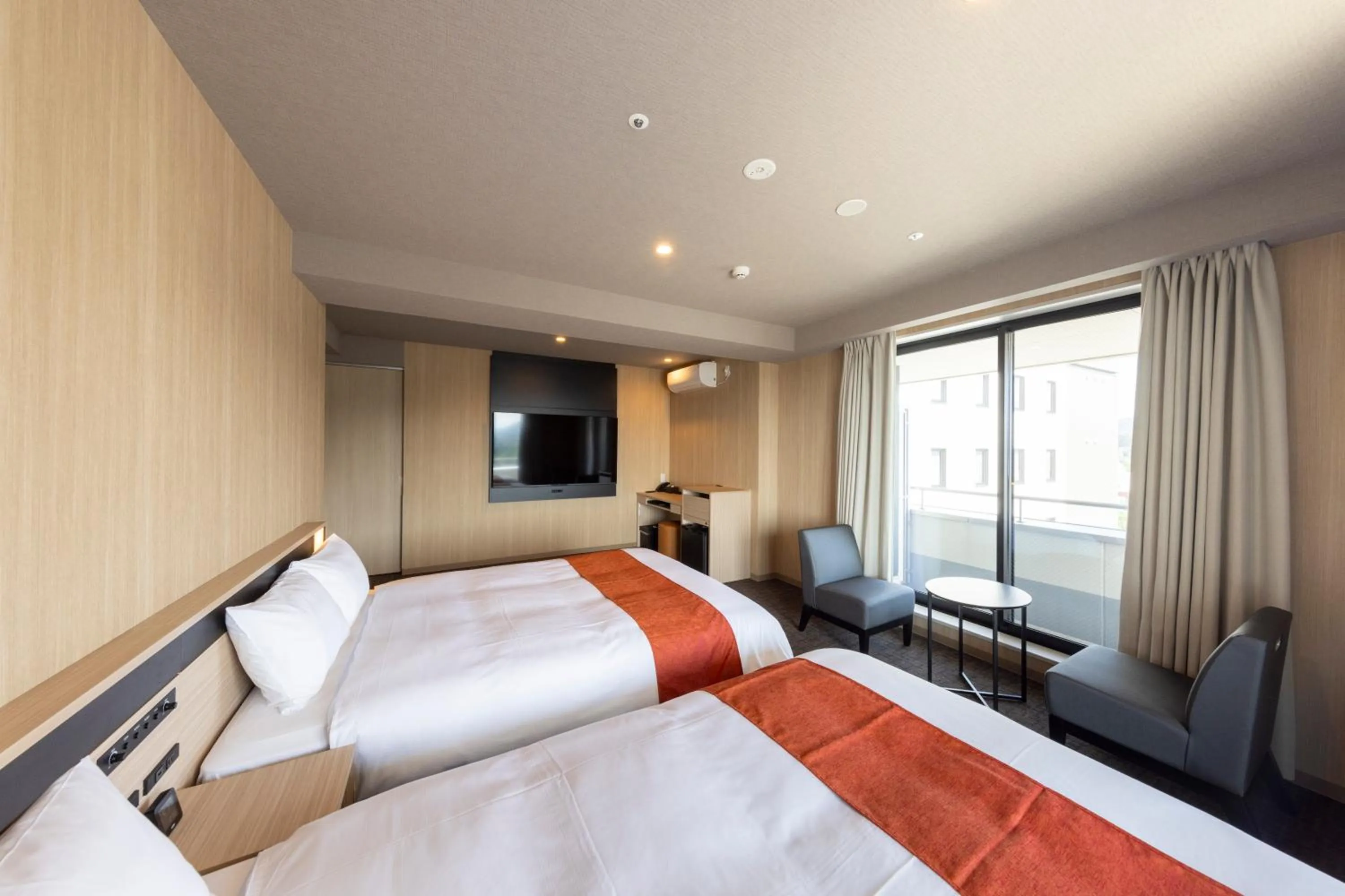 Photo of the whole room, Bed in Sanco Inn Iseshi-Ekimae Shikinoyu