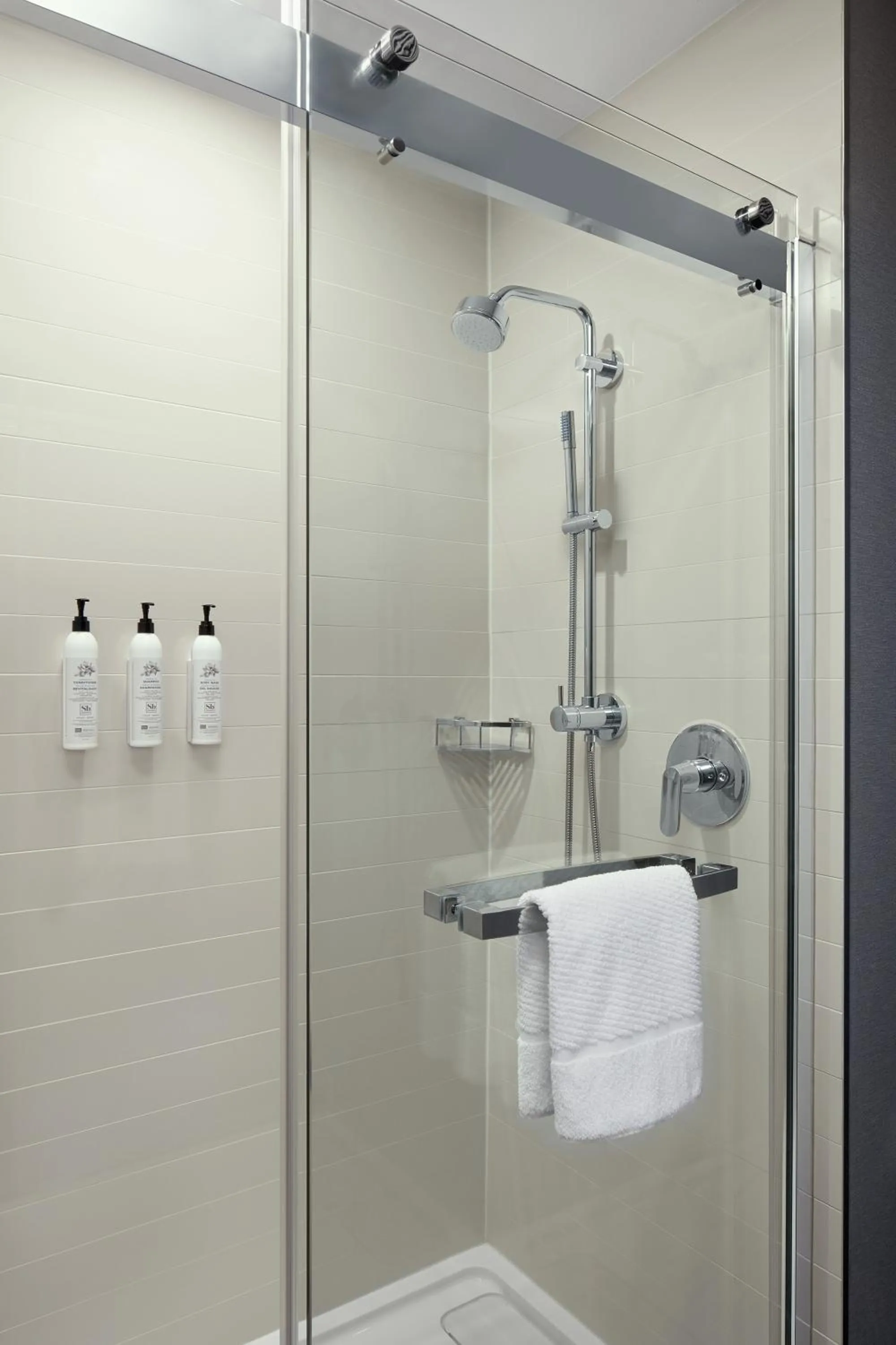 Shower in Delta Hotels by Marriott Sherbrooke Conference Centre