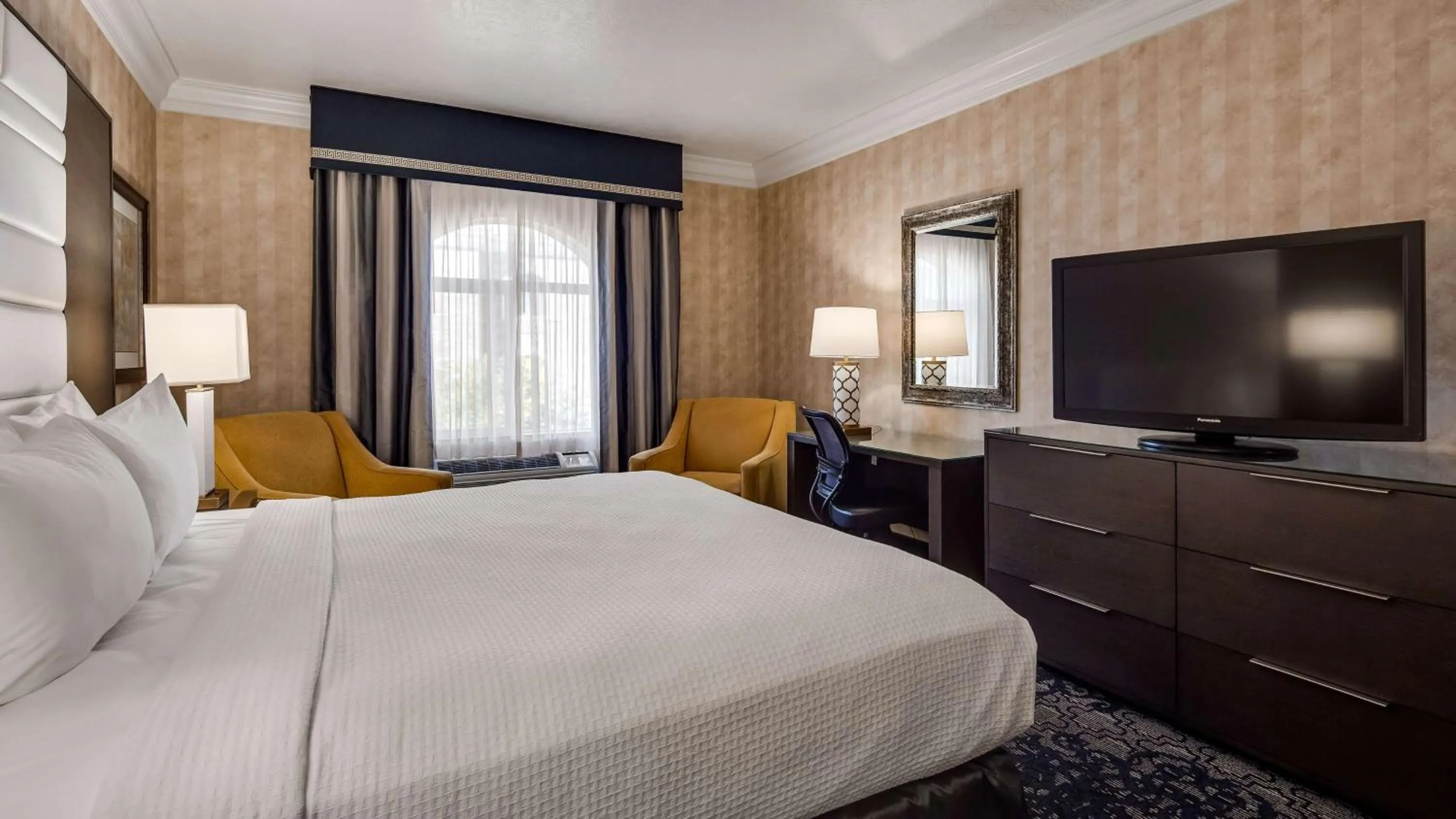 Bedroom, Bed in Best Western Plus Abbey Inn