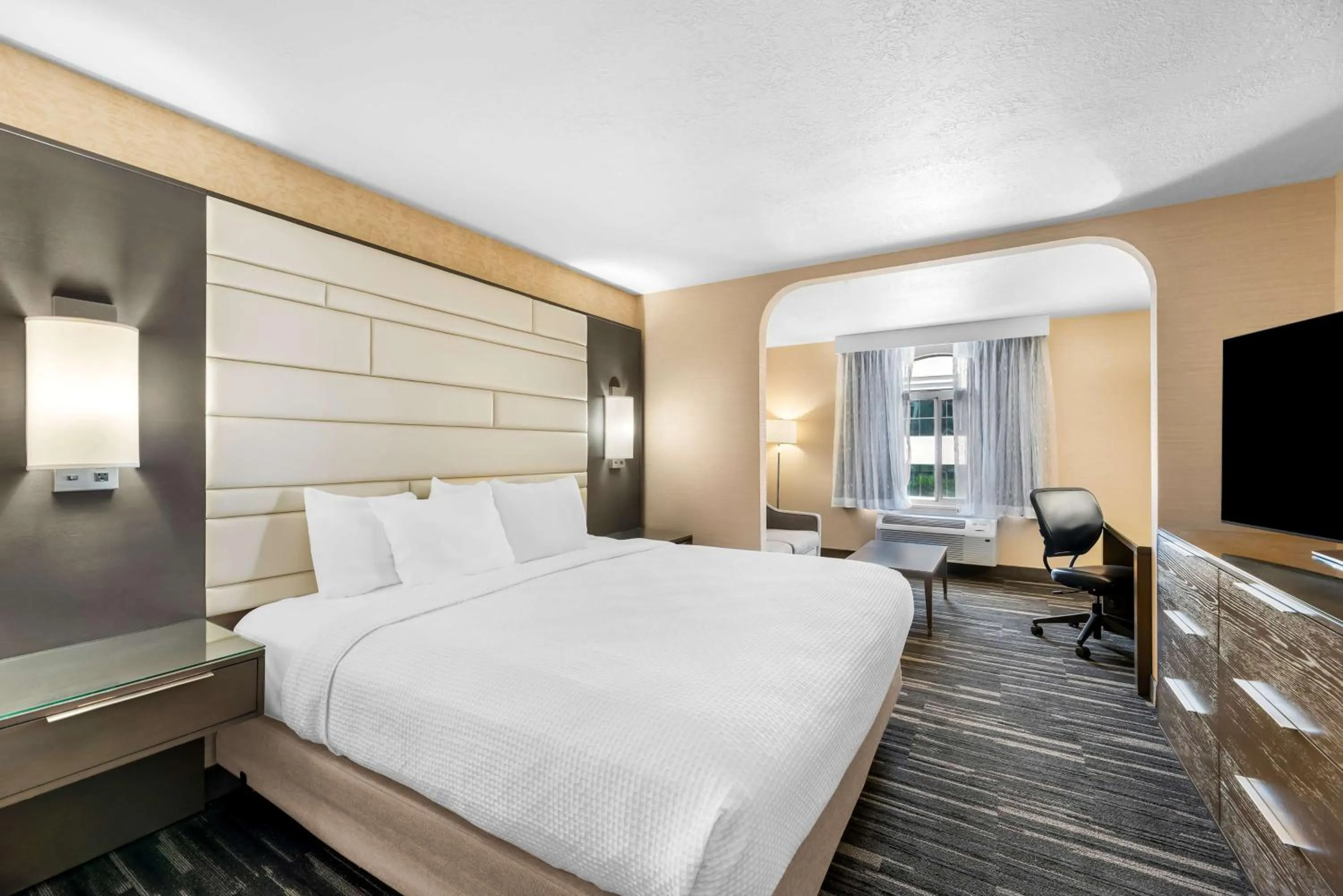 Bedroom, Bed in Best Western Plus Abbey Inn