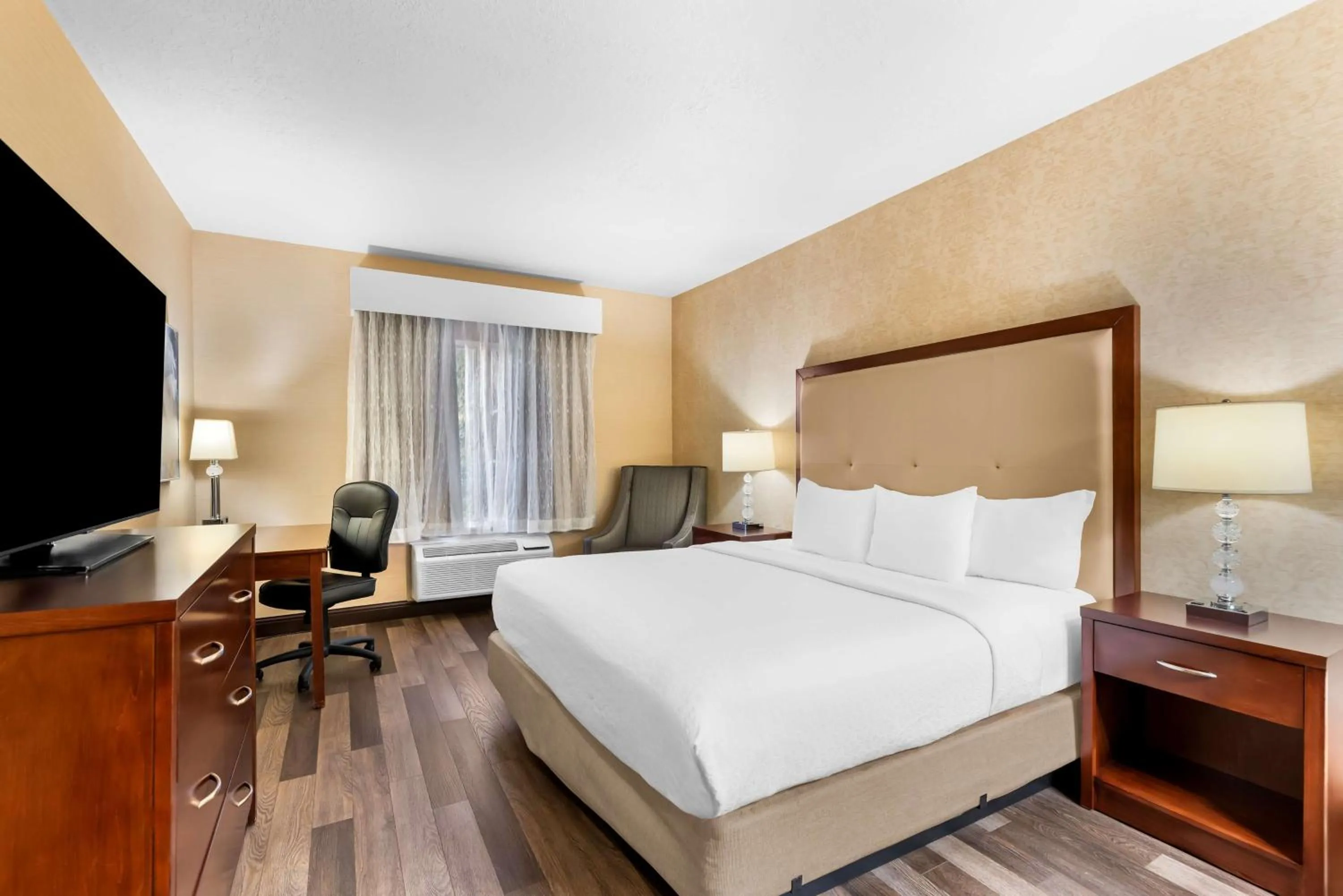 Bedroom, Bed in Best Western Plus Abbey Inn