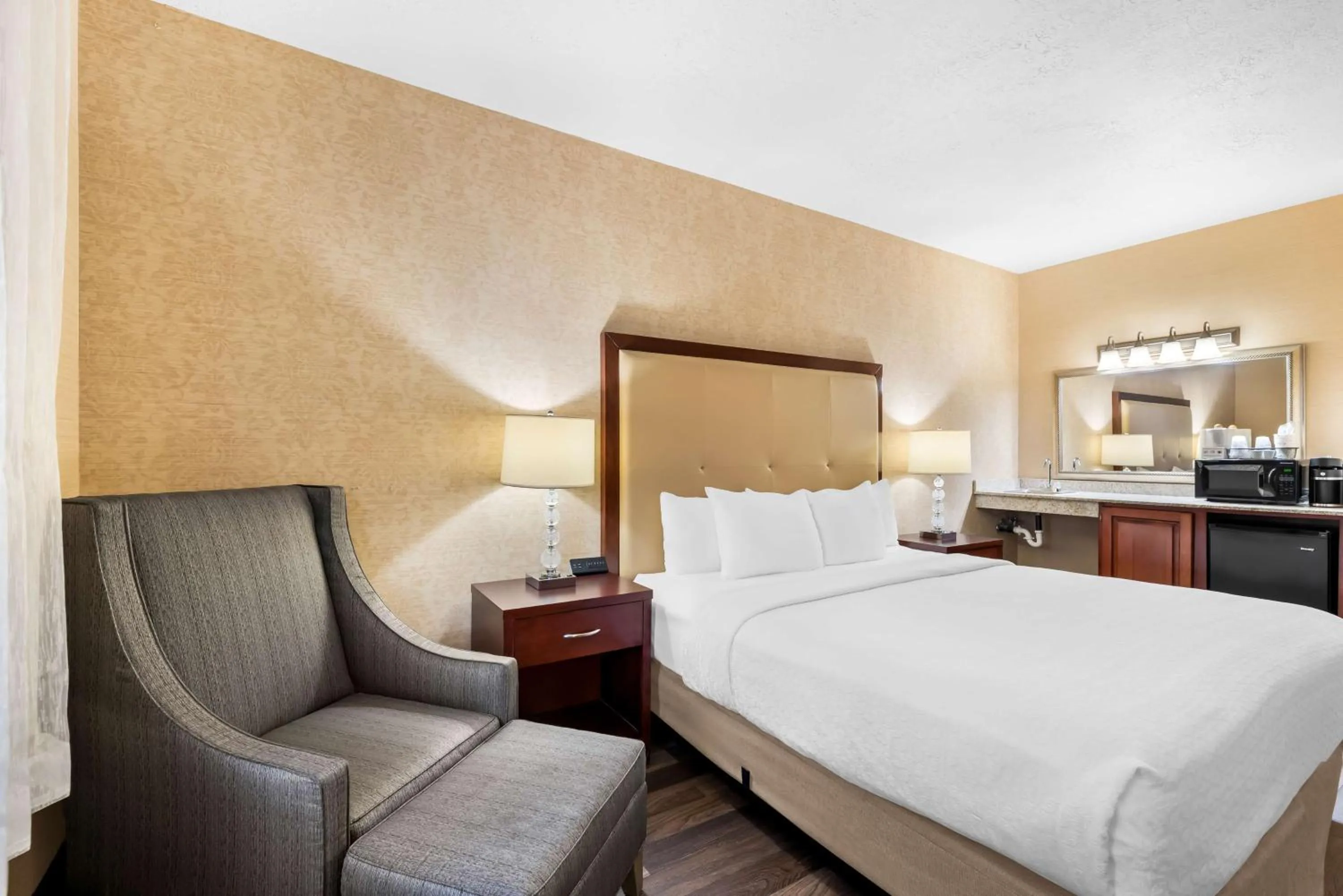 Bedroom, Bed in Best Western Plus Abbey Inn