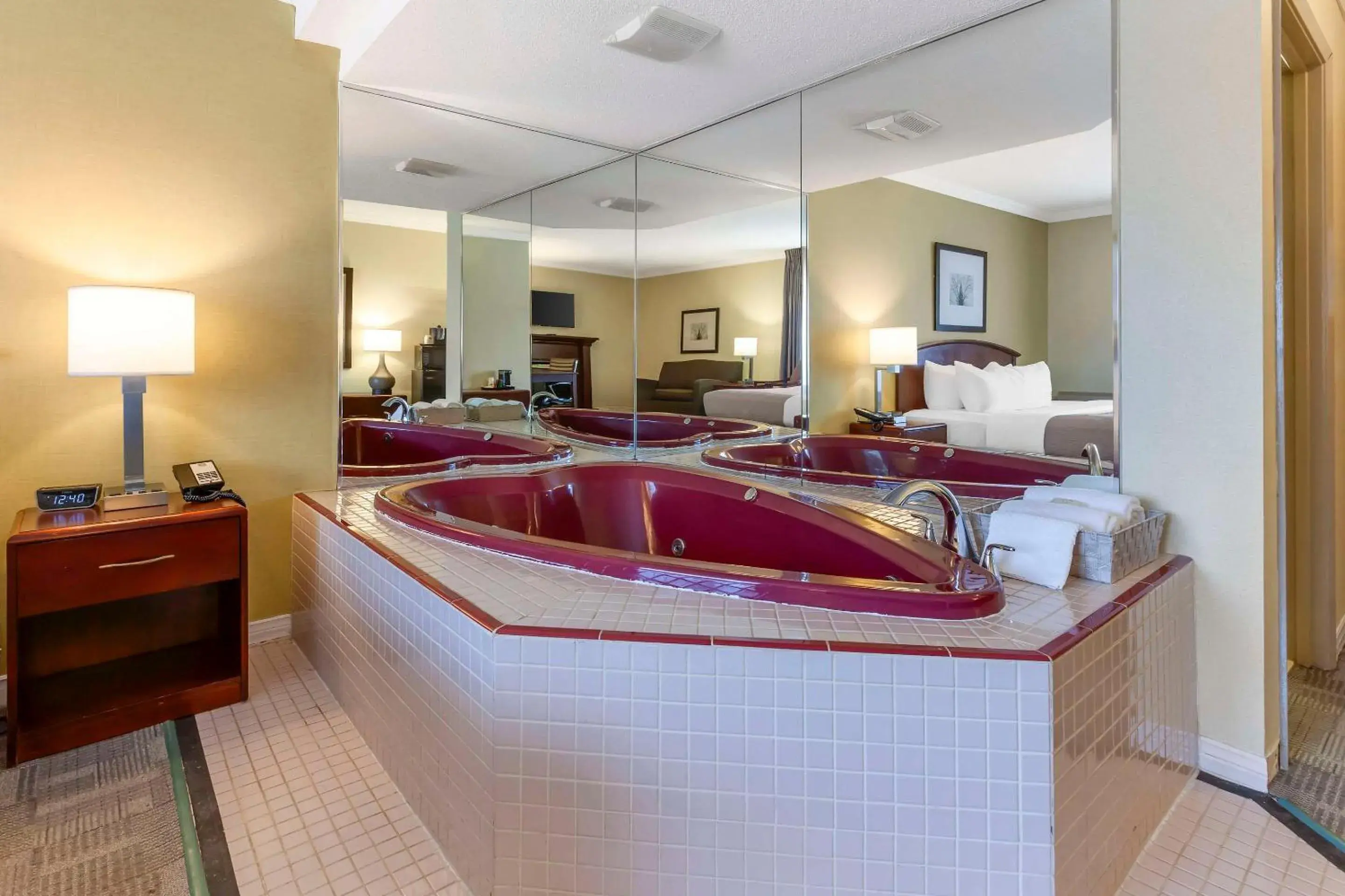 Bedroom, Bed in Quality Inn Bedroom, Bed in Quality Inn