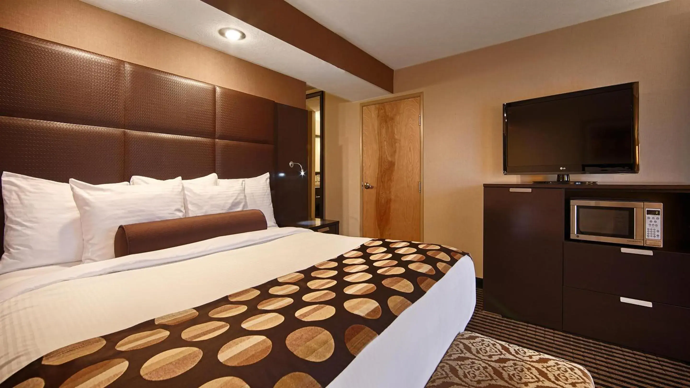 Bed in Sonesta Essential Indianapolis Airport Bed in Sonesta Essential Indianapolis Airport