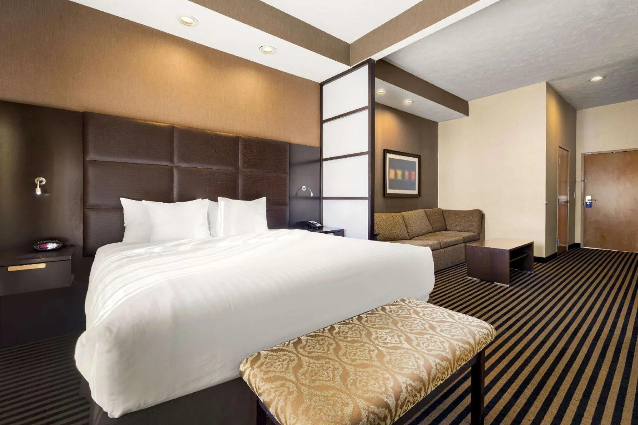 Bed in Sonesta Essential Indianapolis Airport