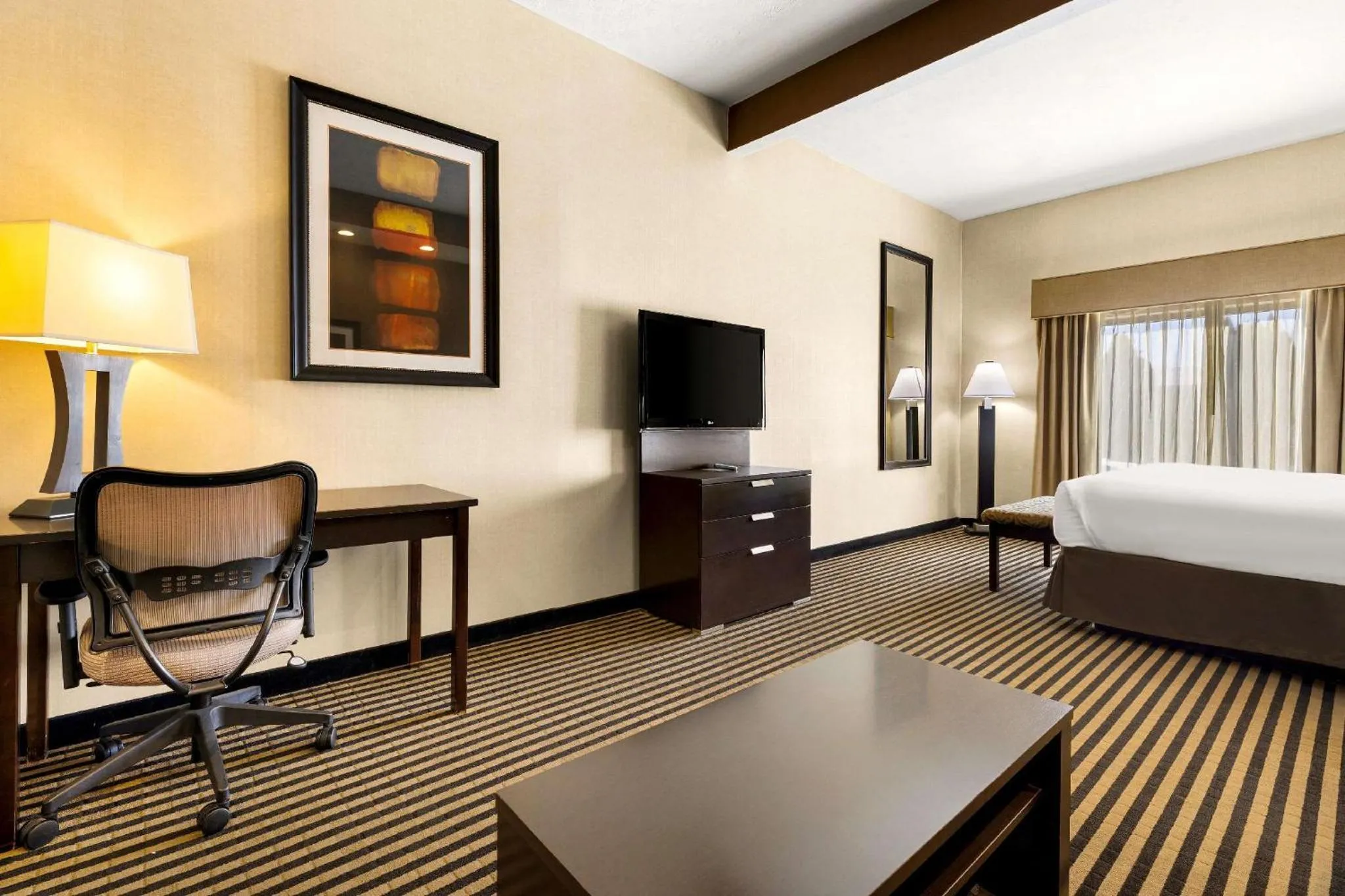Bedroom, Bed in Sonesta Essential Indianapolis Airport