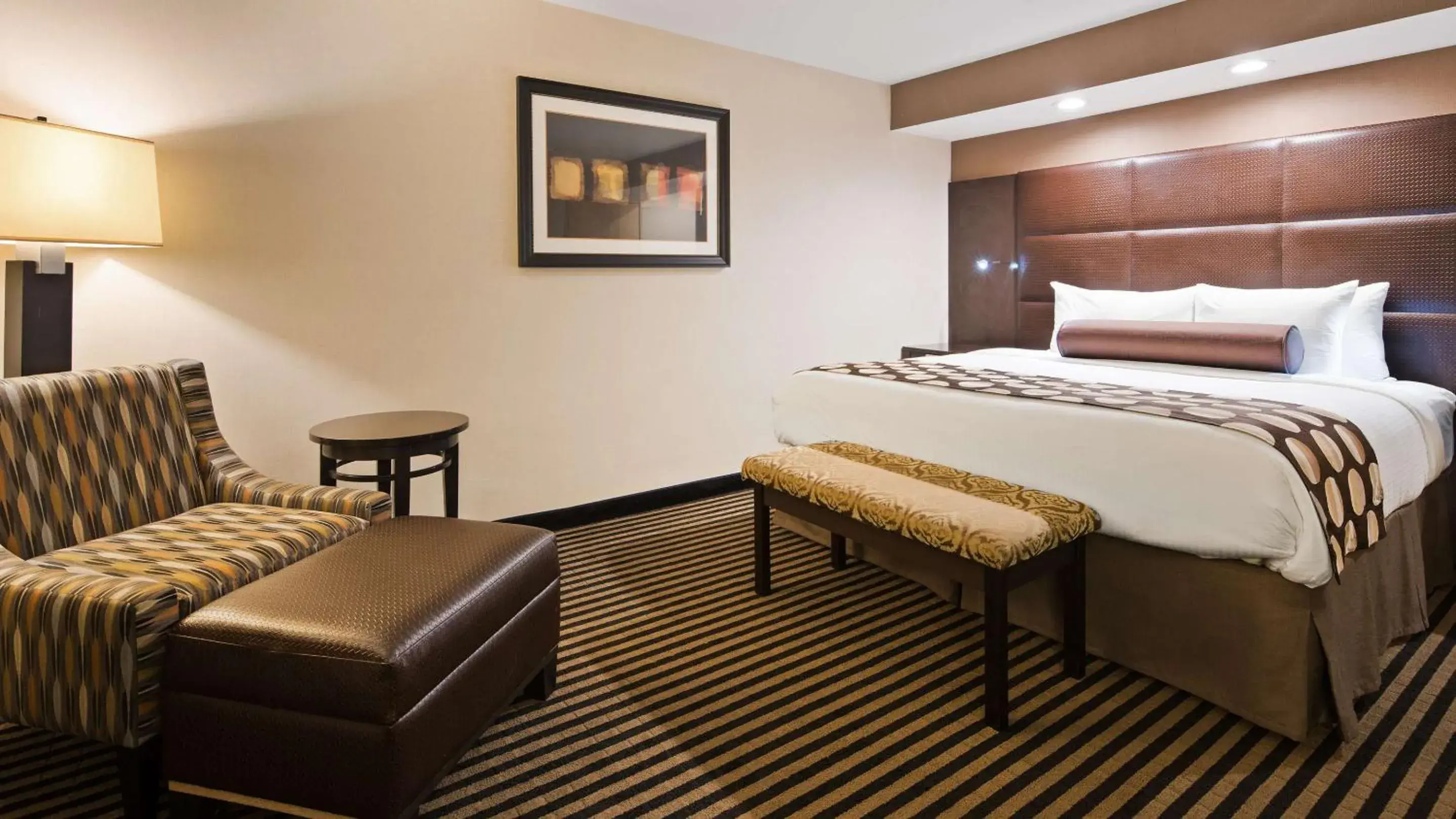 Living room, Bed in Sonesta Essential Indianapolis Airport Living room, Bed in Sonesta Essential Indianapolis Airport