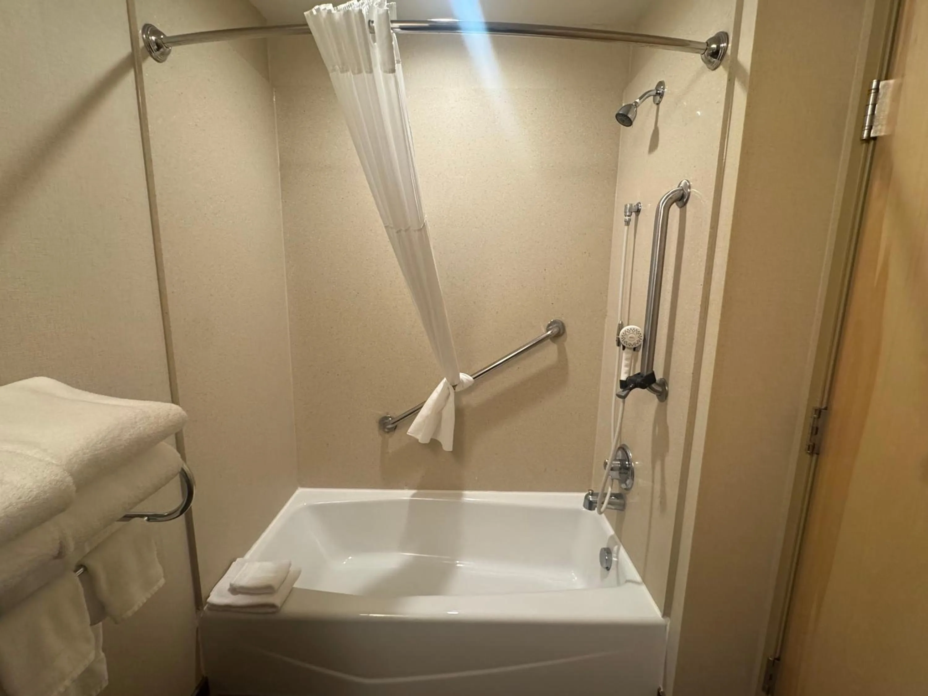 Bathroom in Sonesta Essential Indianapolis Airport