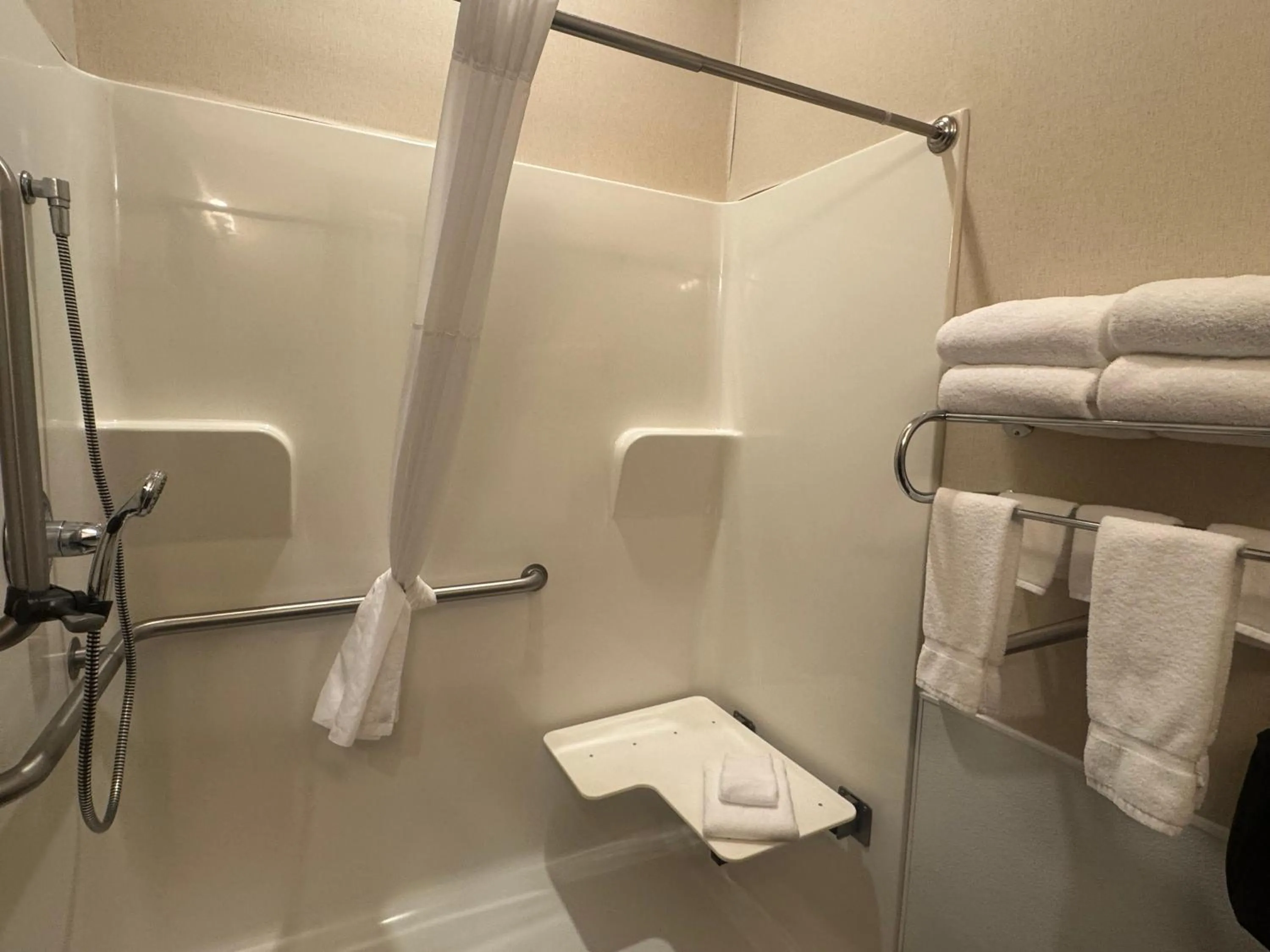 Bathroom in Sonesta Essential Indianapolis Airport