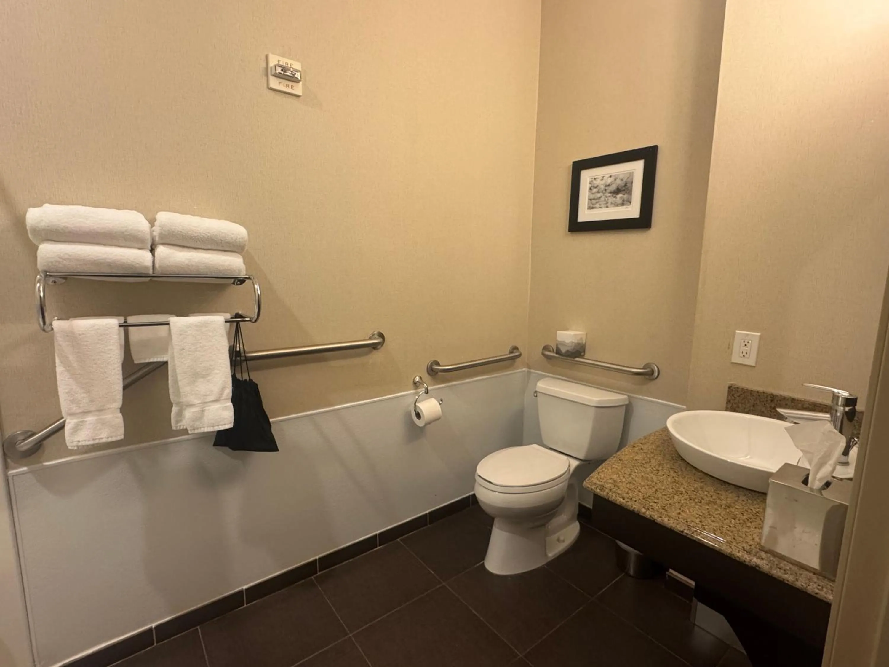 Bathroom in Sonesta Essential Indianapolis Airport