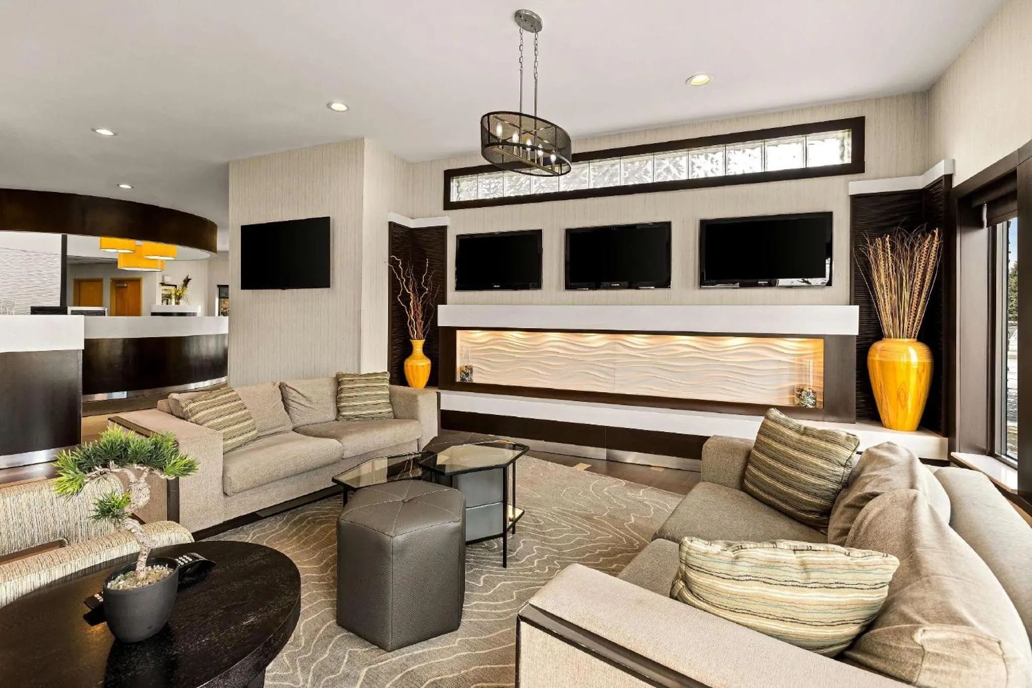 Lobby or reception in Sonesta Essential Indianapolis Airport