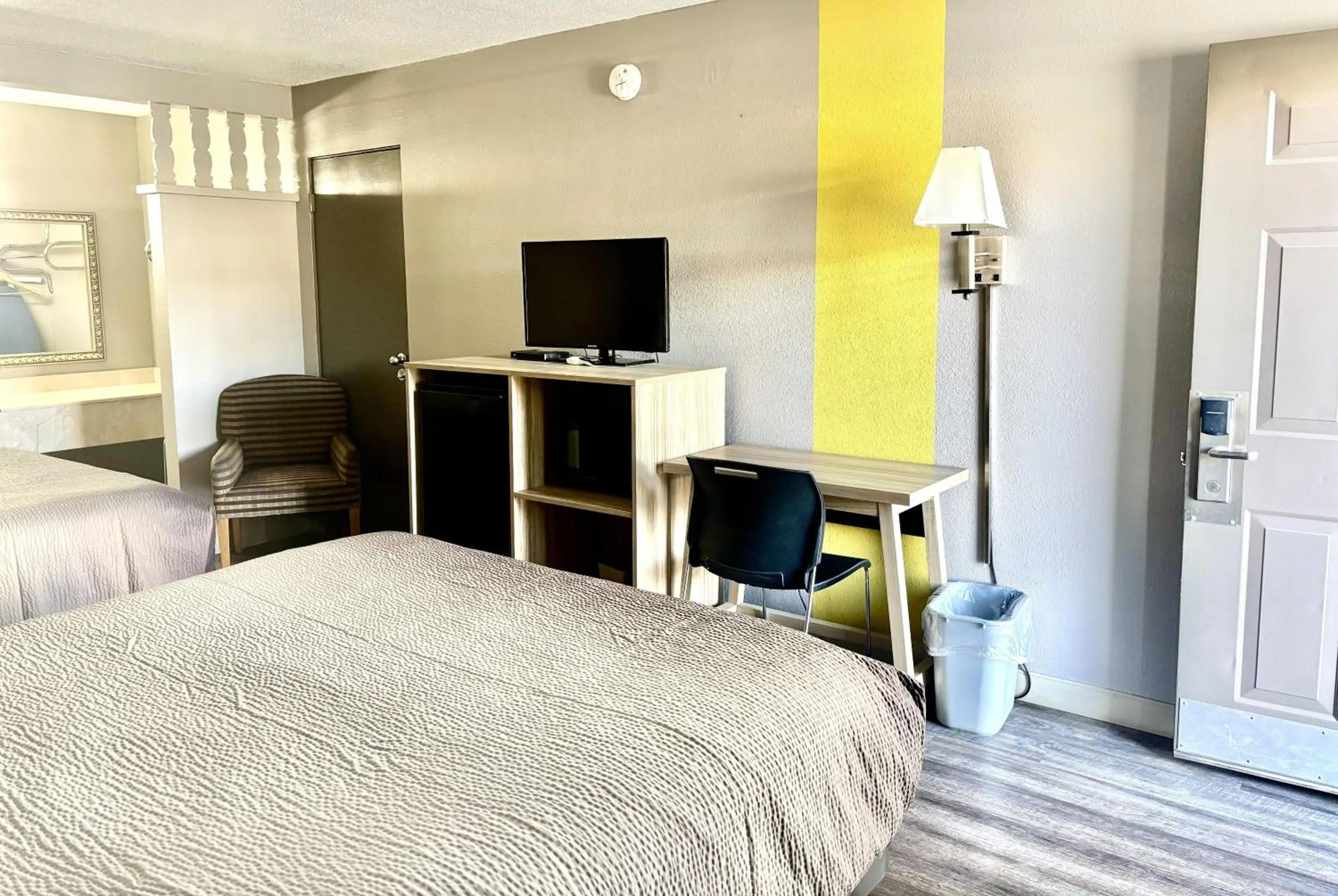 Photo of the whole room, Bed in Super 8 by Wyndham Albuquerque Downtown