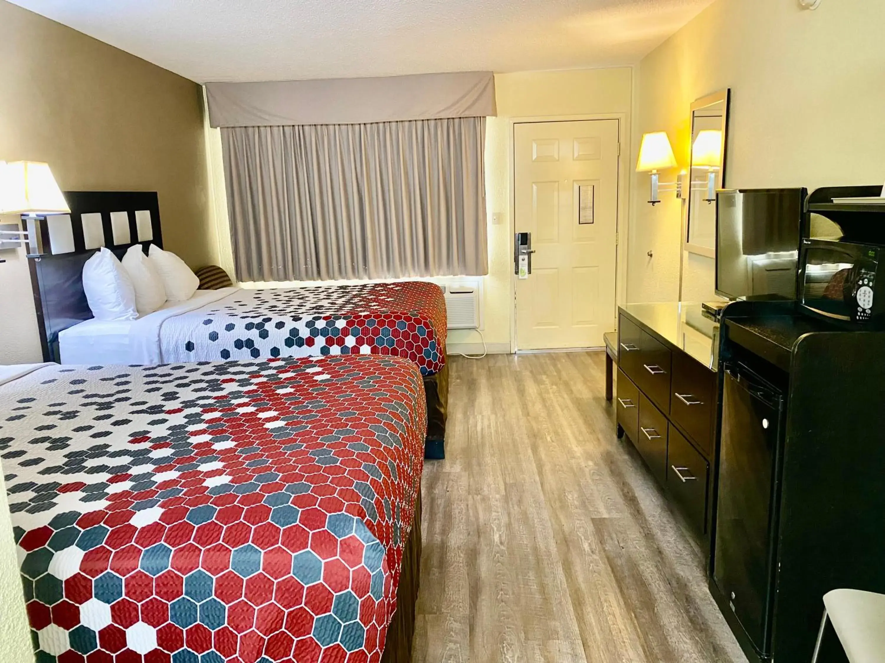 Photo of the whole room, Bed in Super 8 by Wyndham Albuquerque Downtown Photo of the whole room, Bed in Super 8 by Wyndham Albuquerque Downtown