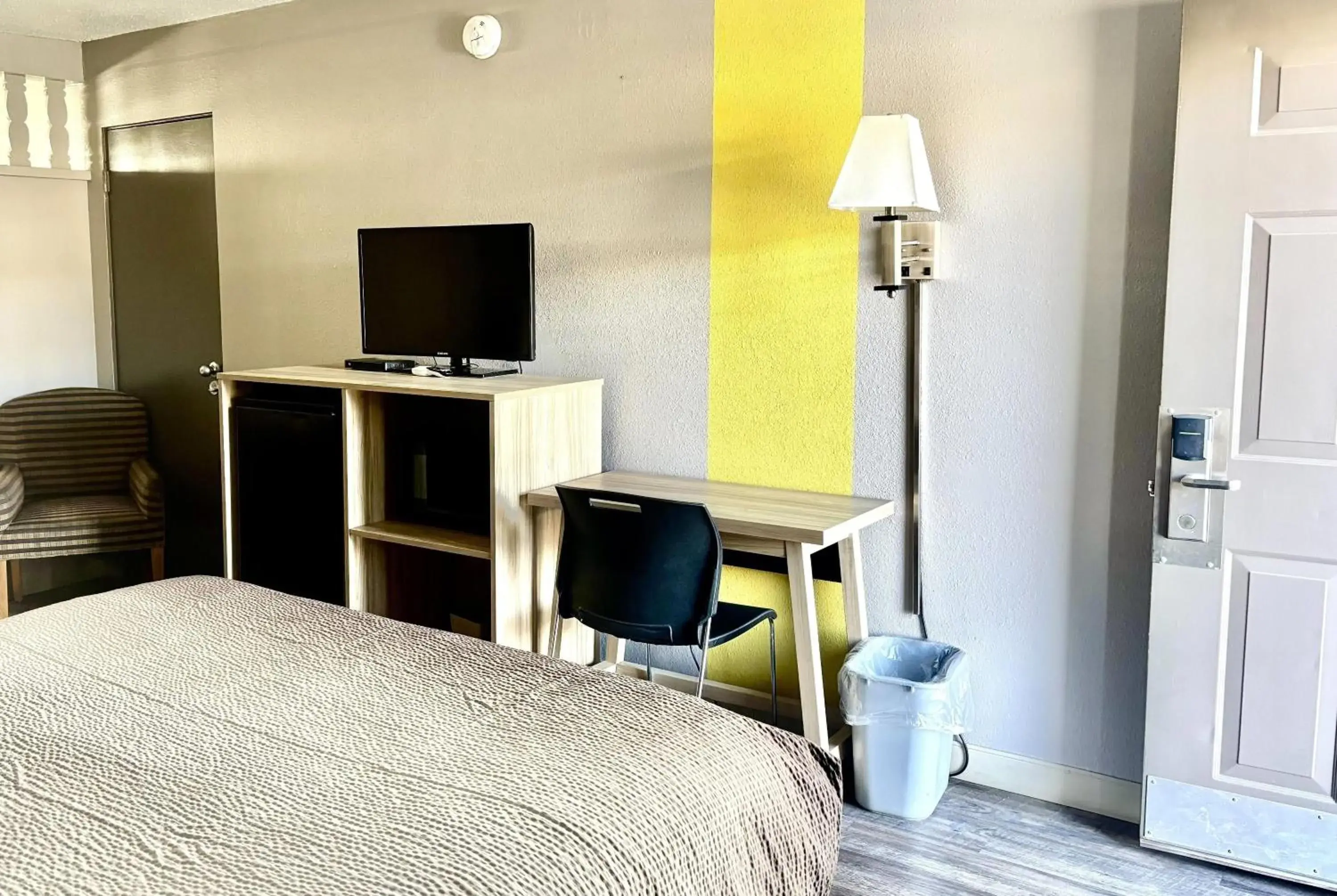 Photo of the whole room, Bed in Super 8 by Wyndham Albuquerque Downtown Photo of the whole room, Bed in Super 8 by Wyndham Albuquerque Downtown