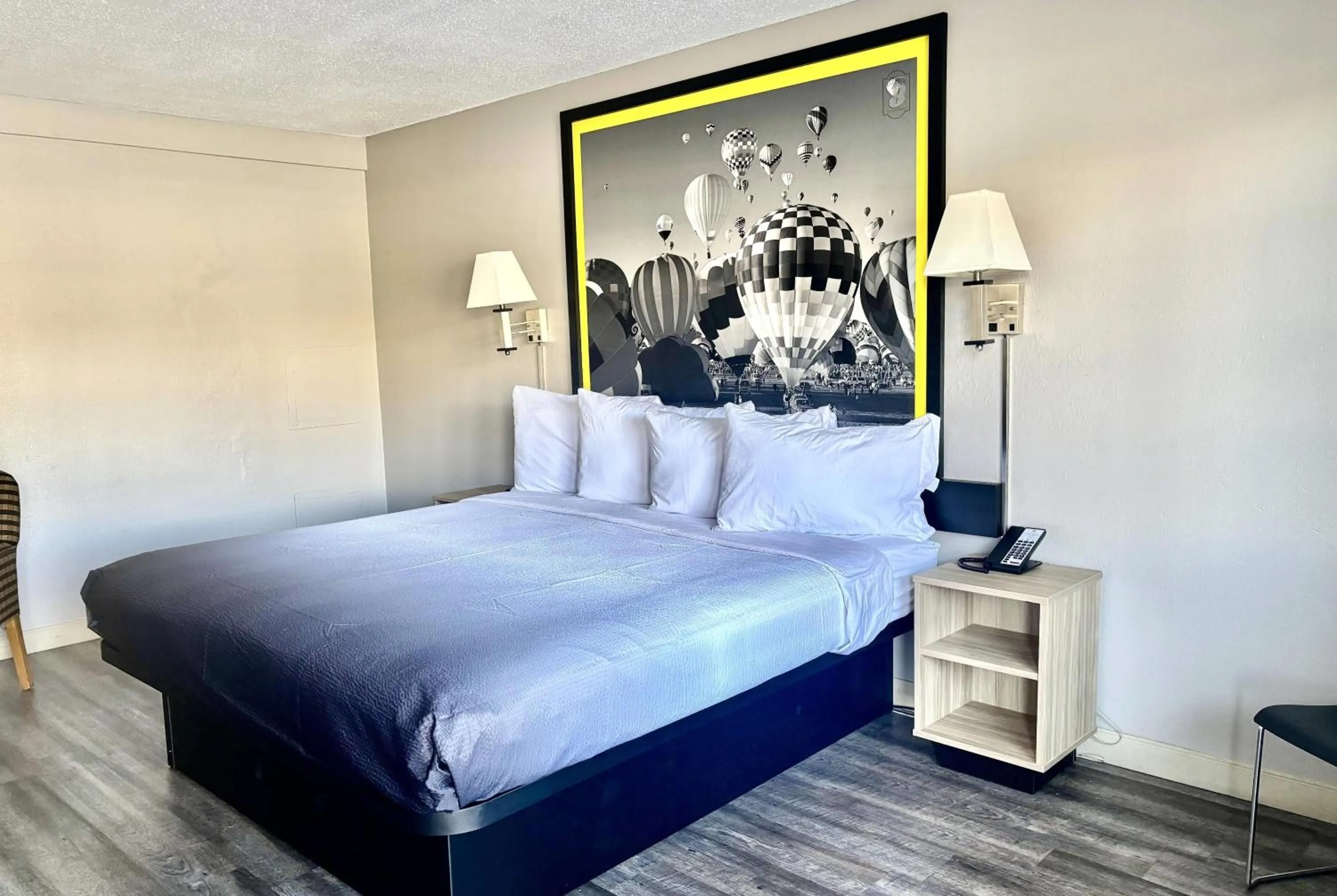 Photo of the whole room, Bed in Super 8 by Wyndham Albuquerque Downtown