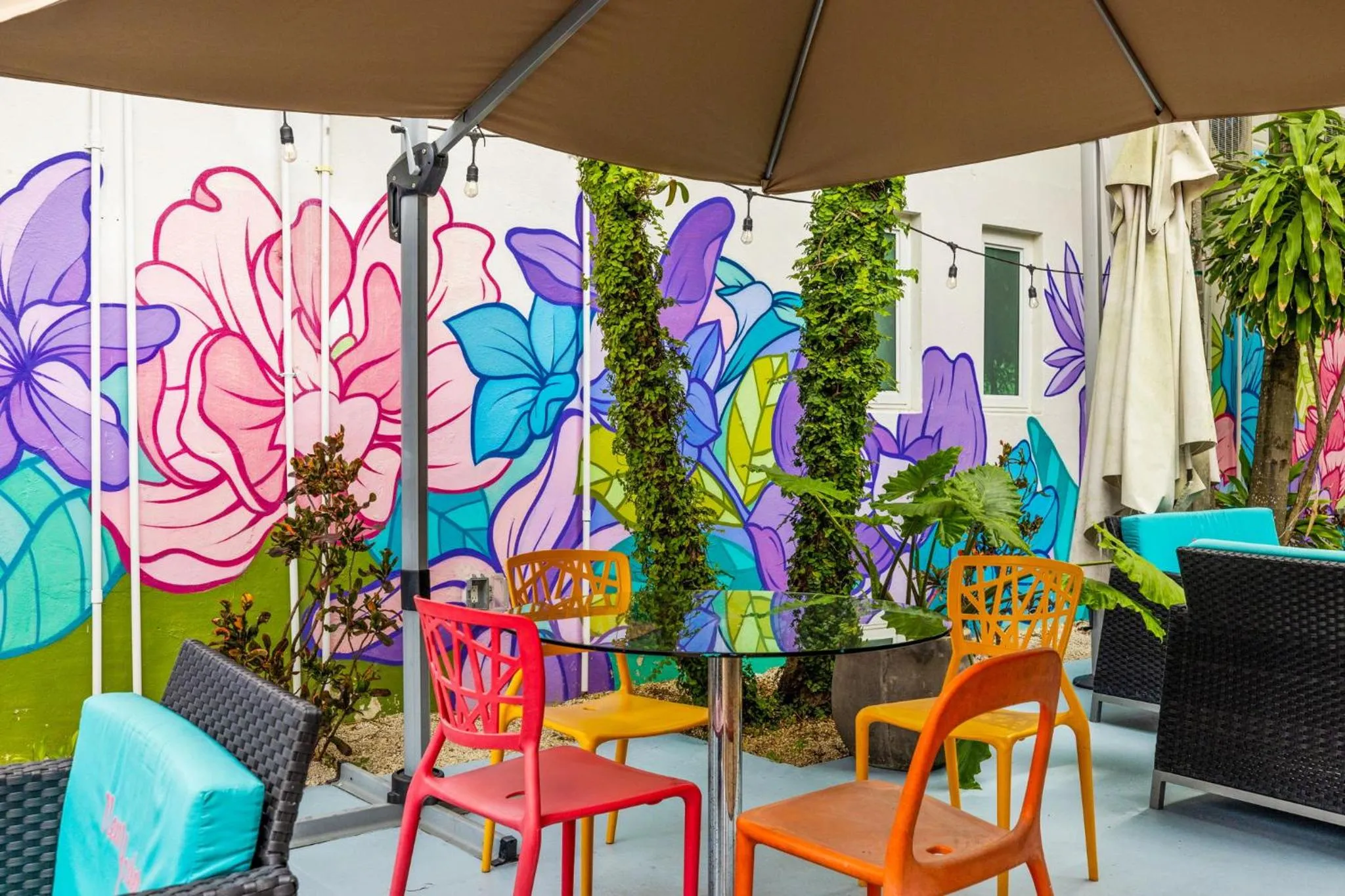 Communal lounge/ TV room in The New Yorker Hotel Miami