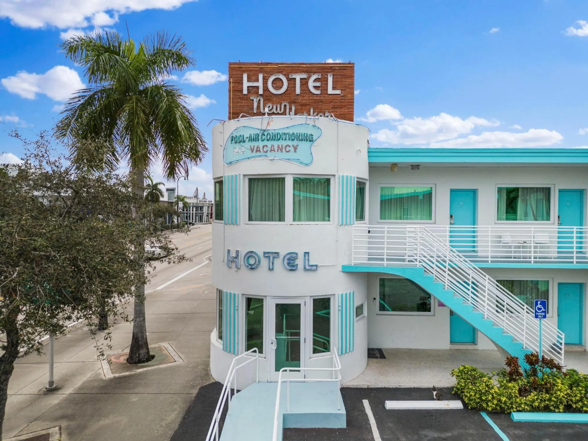 Logo/Certificate/Sign in The New Yorker Hotel Miami