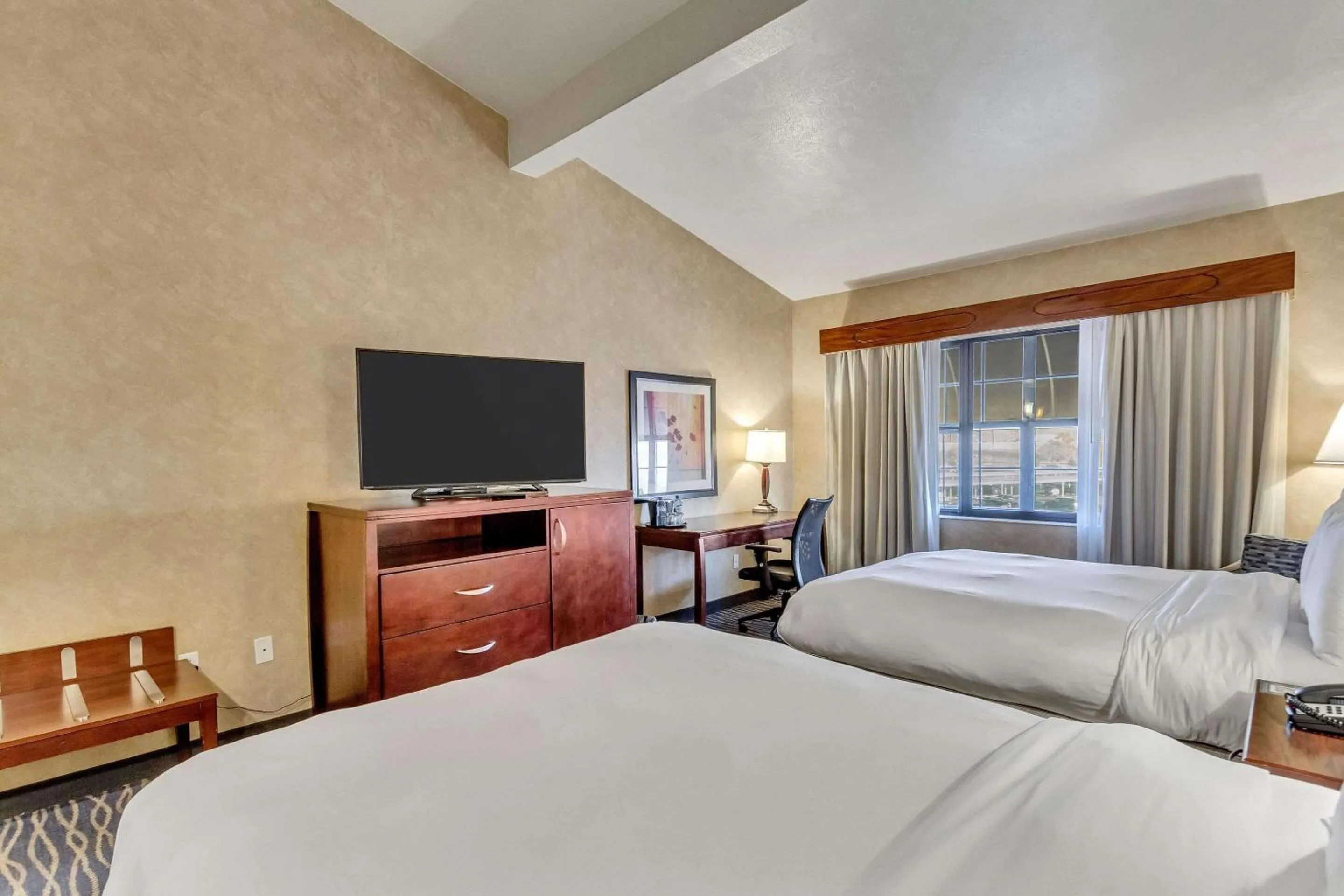 Bedroom, Bed in Radisson Hotel Salt Lake City Airport