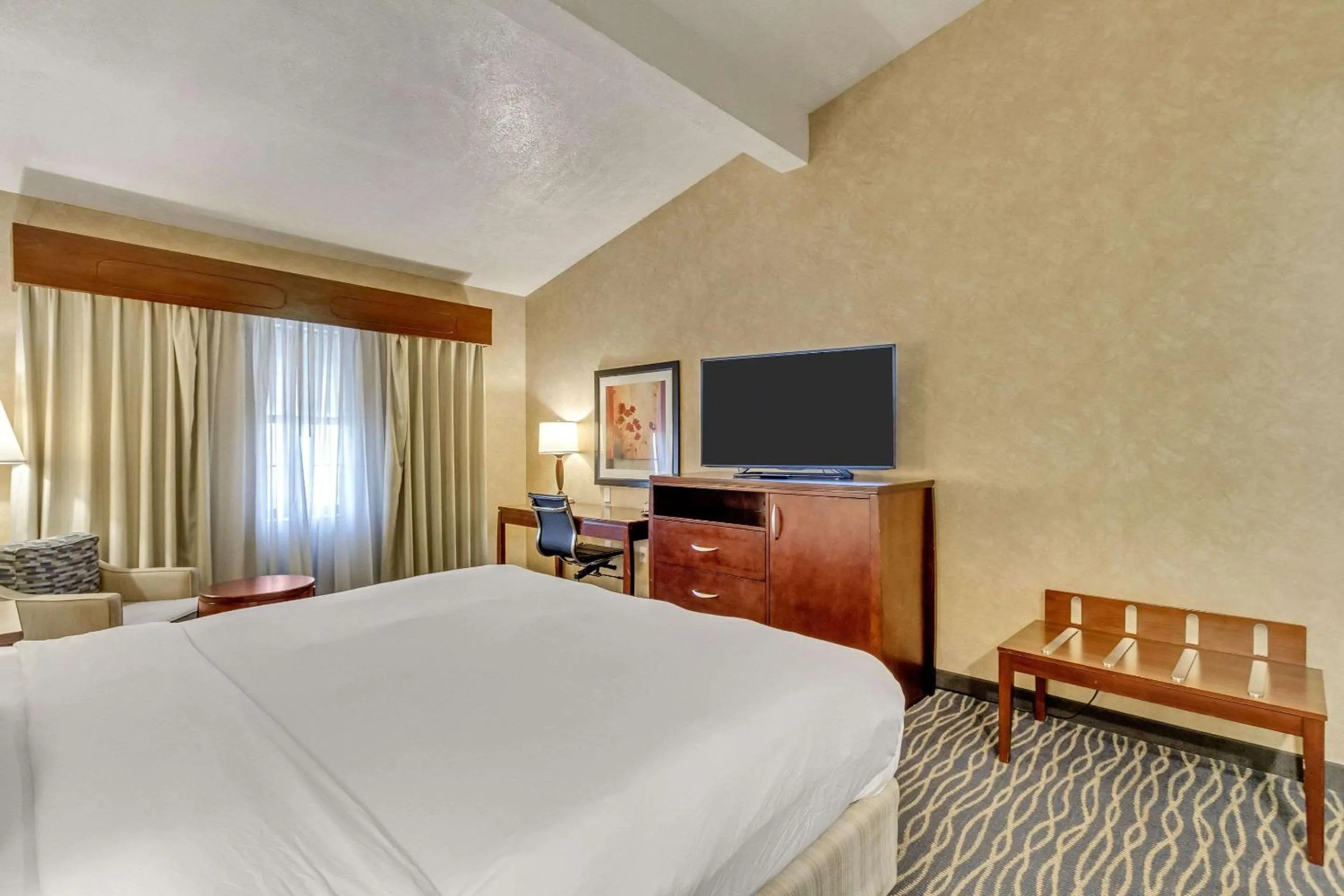 Bedroom, Bed in Radisson Hotel Salt Lake City Airport