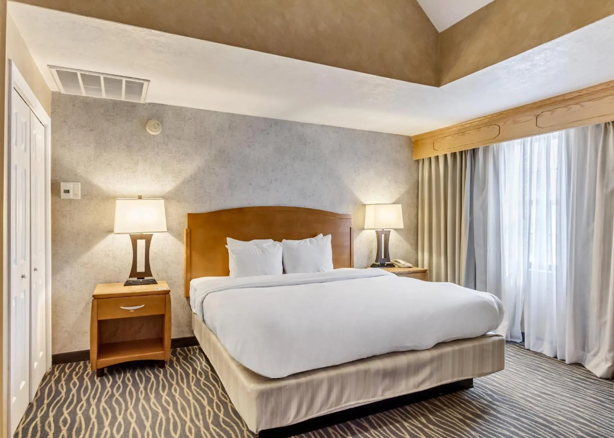 Bed in Radisson Hotel Salt Lake City Airport