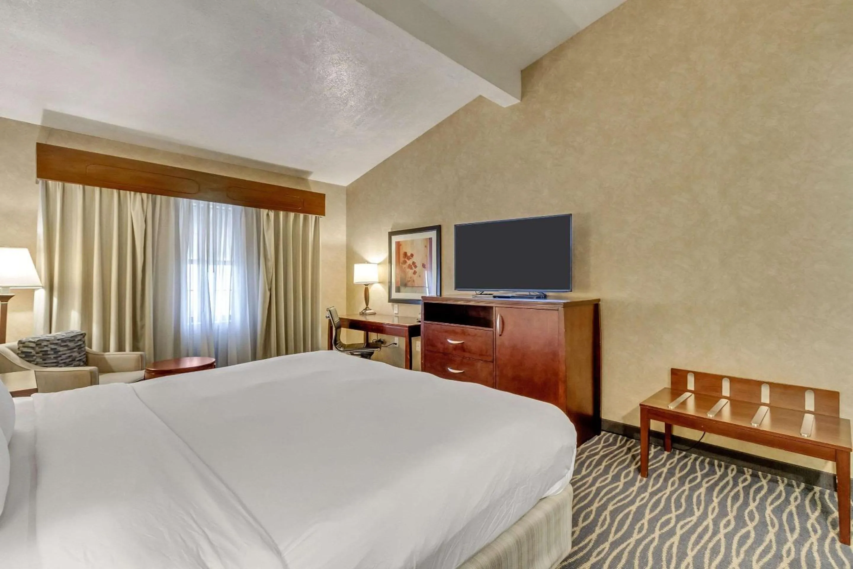 Bedroom, Bed in Radisson Hotel Salt Lake City Airport