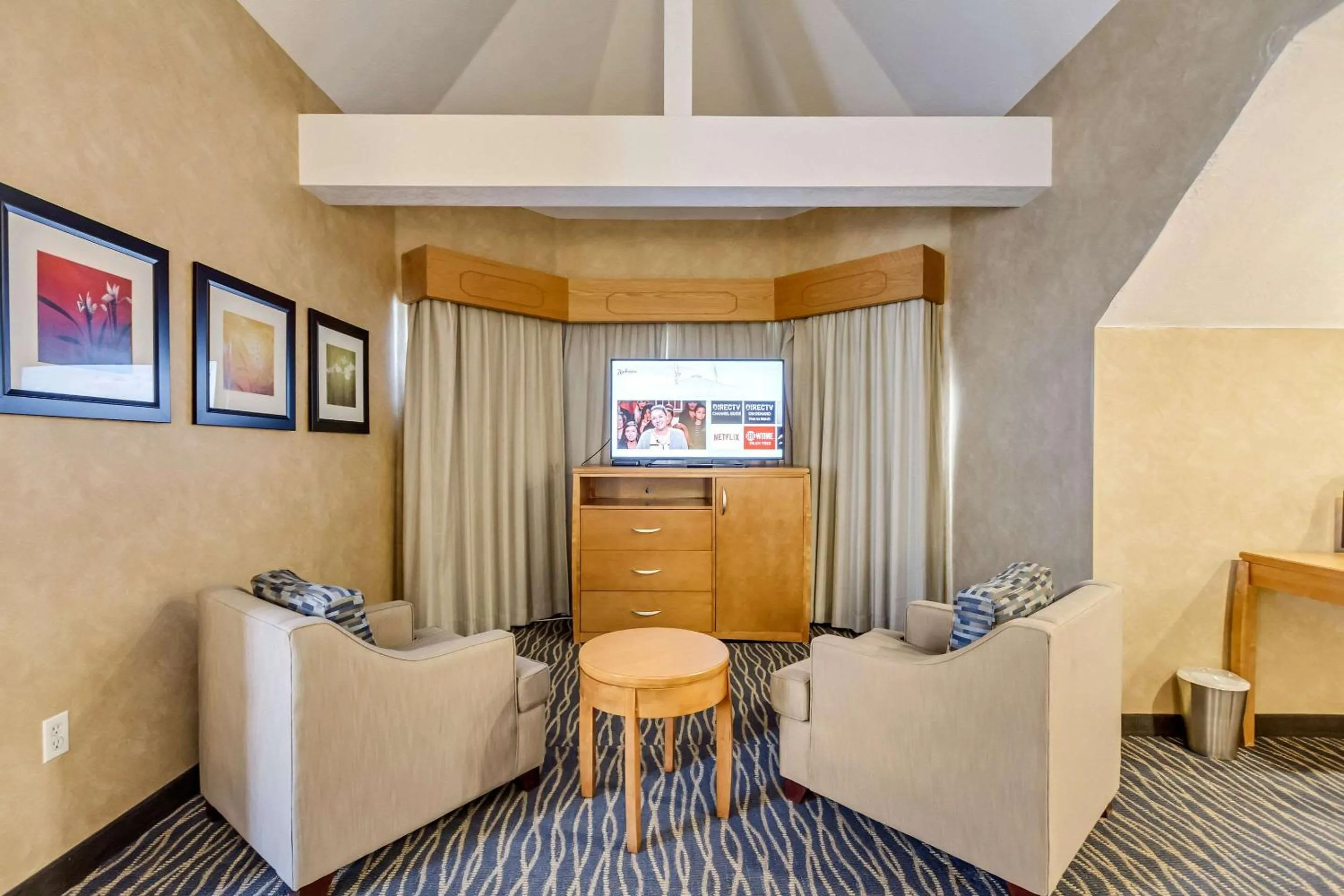 Bedroom in Radisson Hotel Salt Lake City Airport